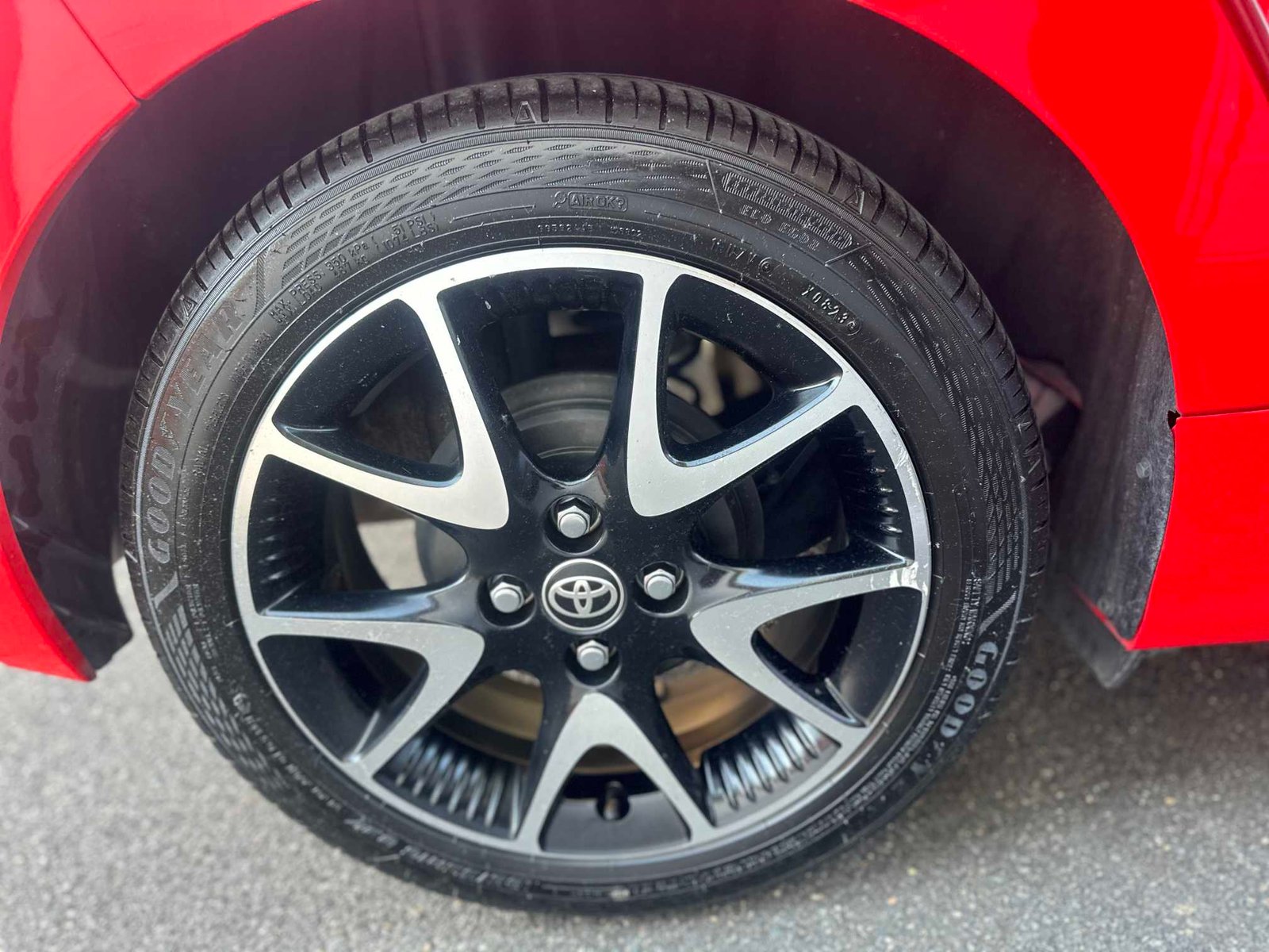 
Toyota Yaris 2020 Red full									