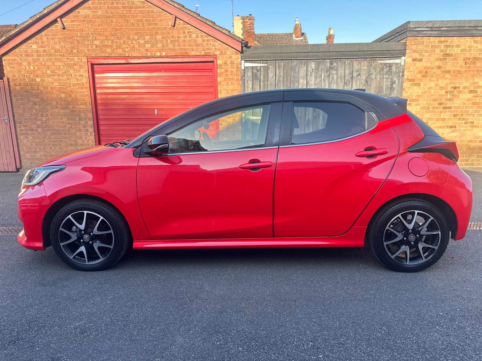 
Toyota Yaris 2020 Red full									