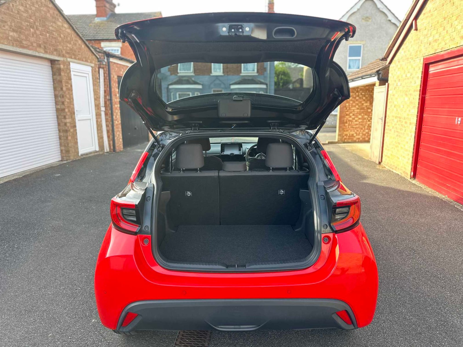 
Toyota Yaris 2020 Red full									