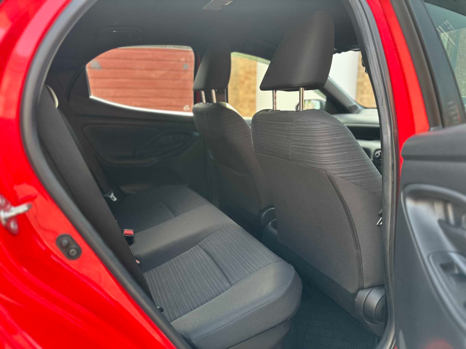 
Toyota Yaris 2020 Red full									