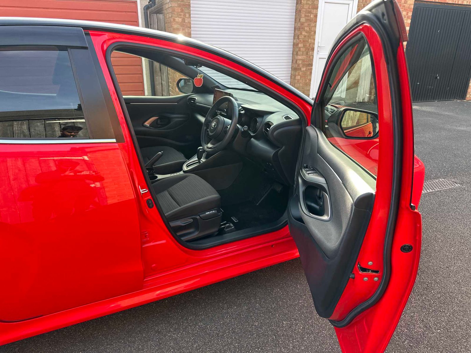 
Toyota Yaris 2020 Red full									