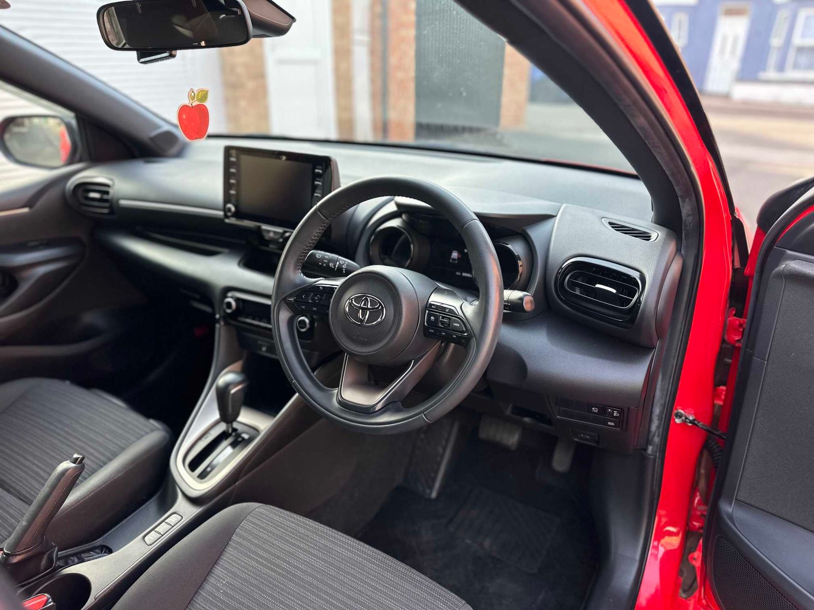 
Toyota Yaris 2020 Red full									