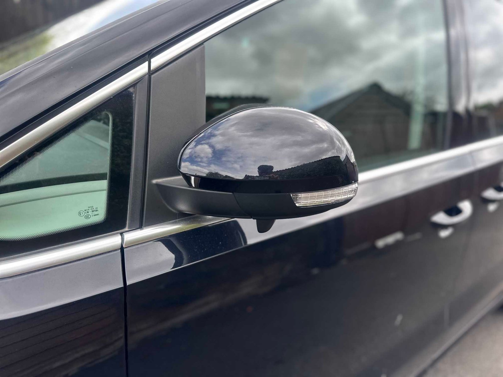 
Volkswagen Sharan 2013 Black full									