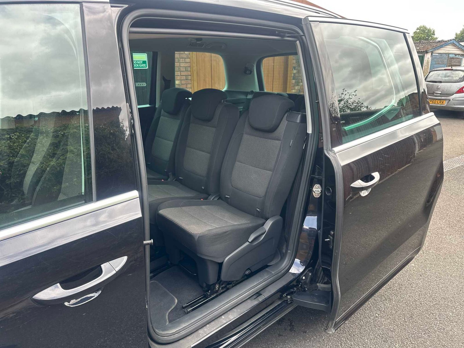 
Volkswagen Sharan 2013 Black full									