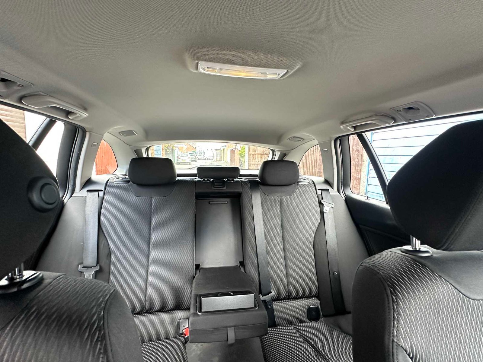 
BMW 320i 2013 Pearl White full									