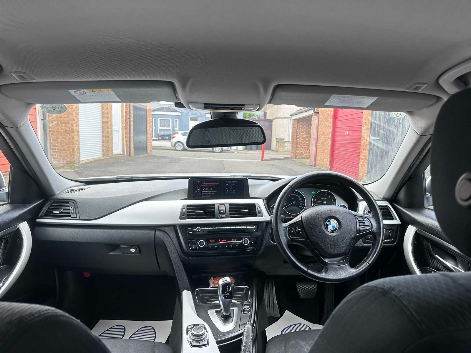 
BMW 320i 2013 Pearl White full									