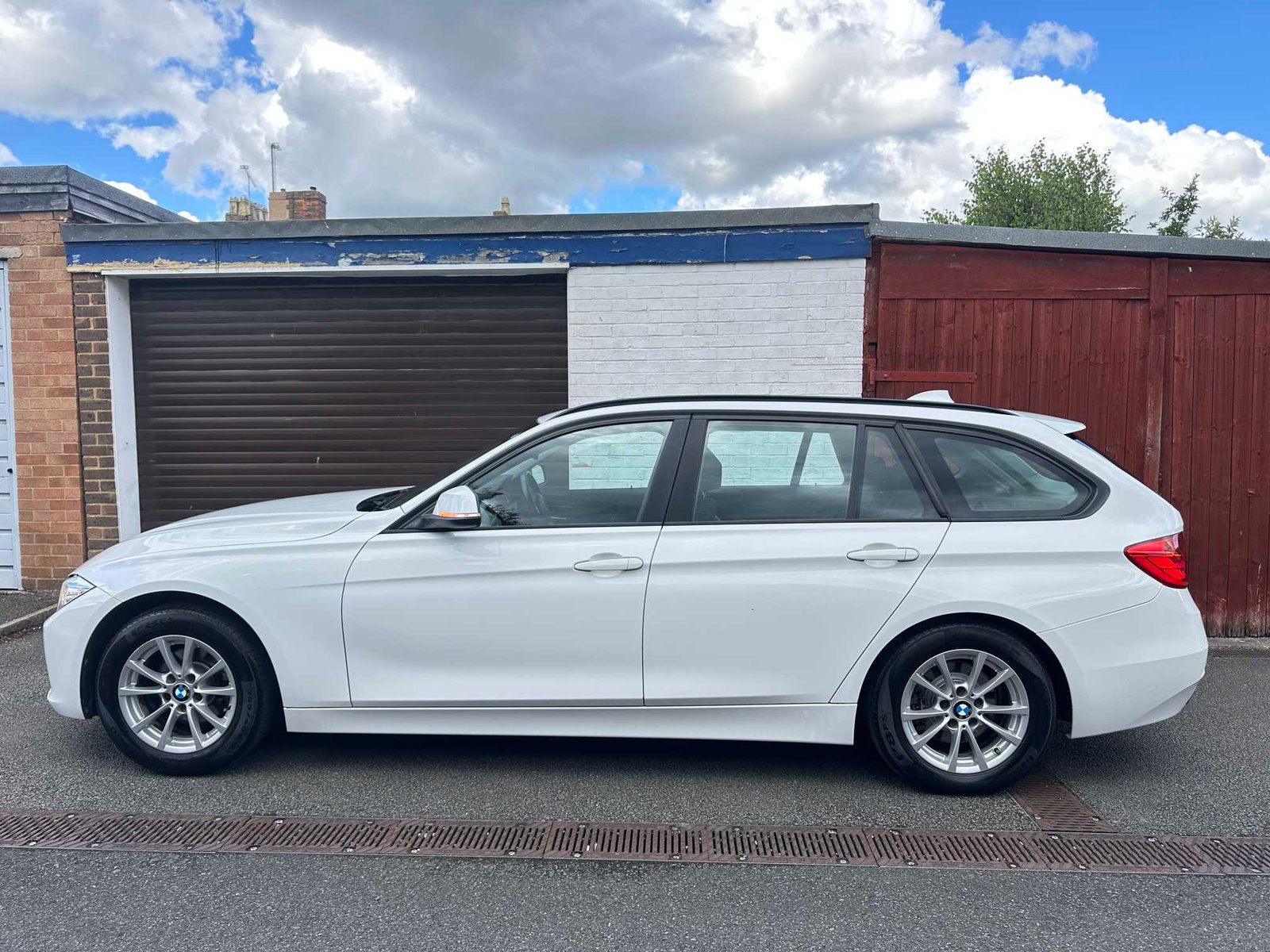 
BMW 320i 2013 Pearl White full									