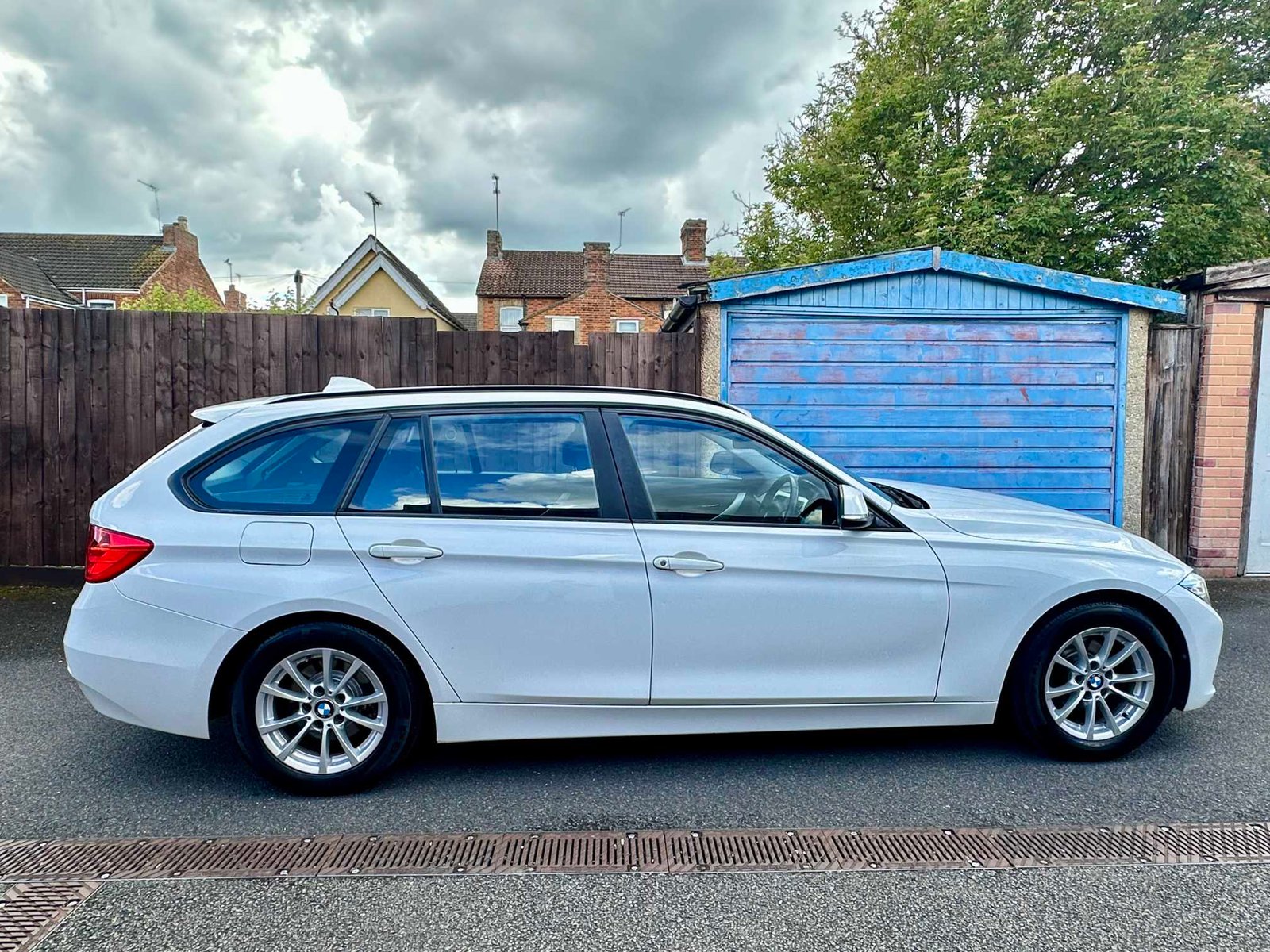 
BMW 320i 2013 Pearl White full									