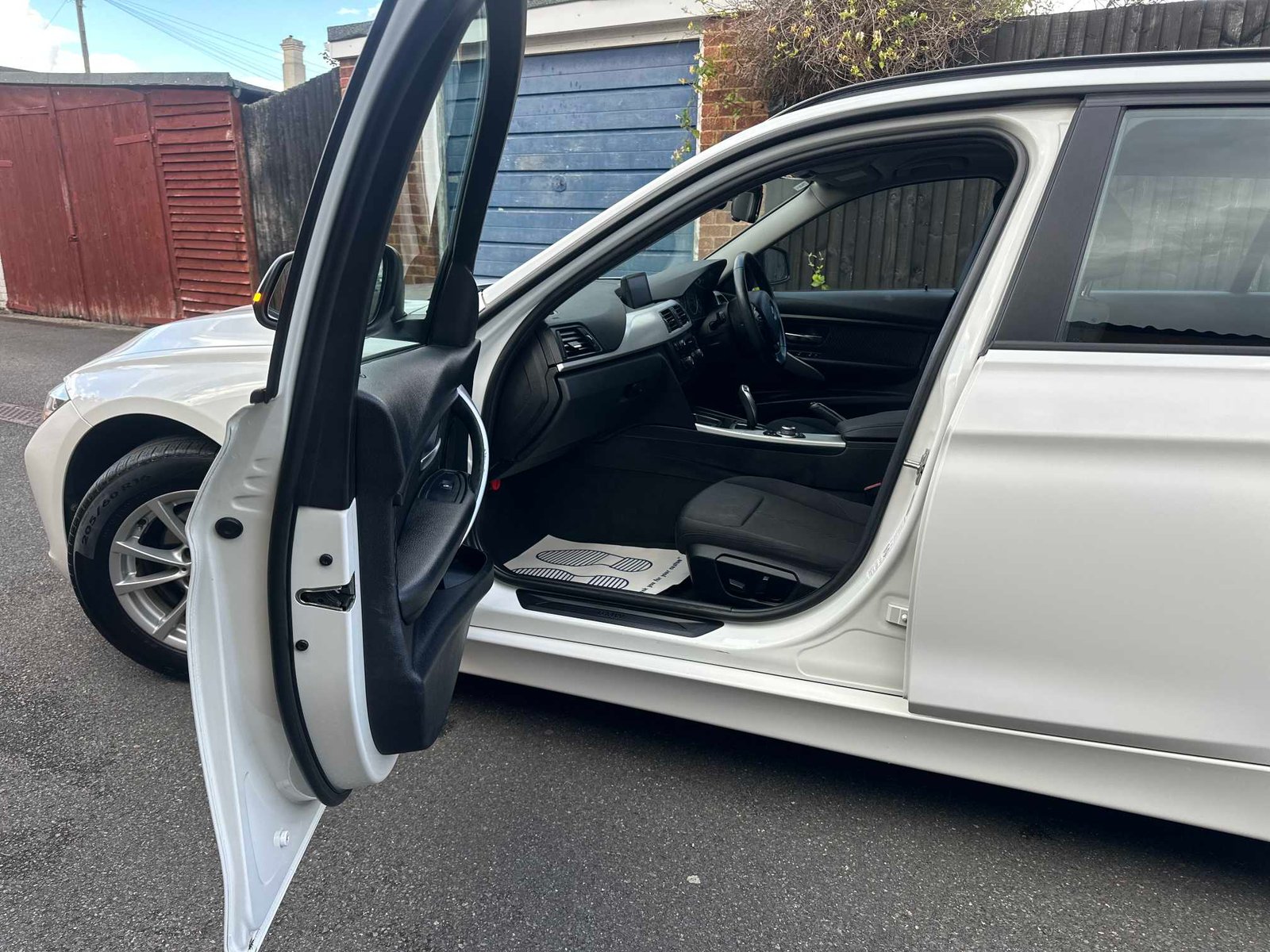 
BMW 320i 2013 Pearl White full									