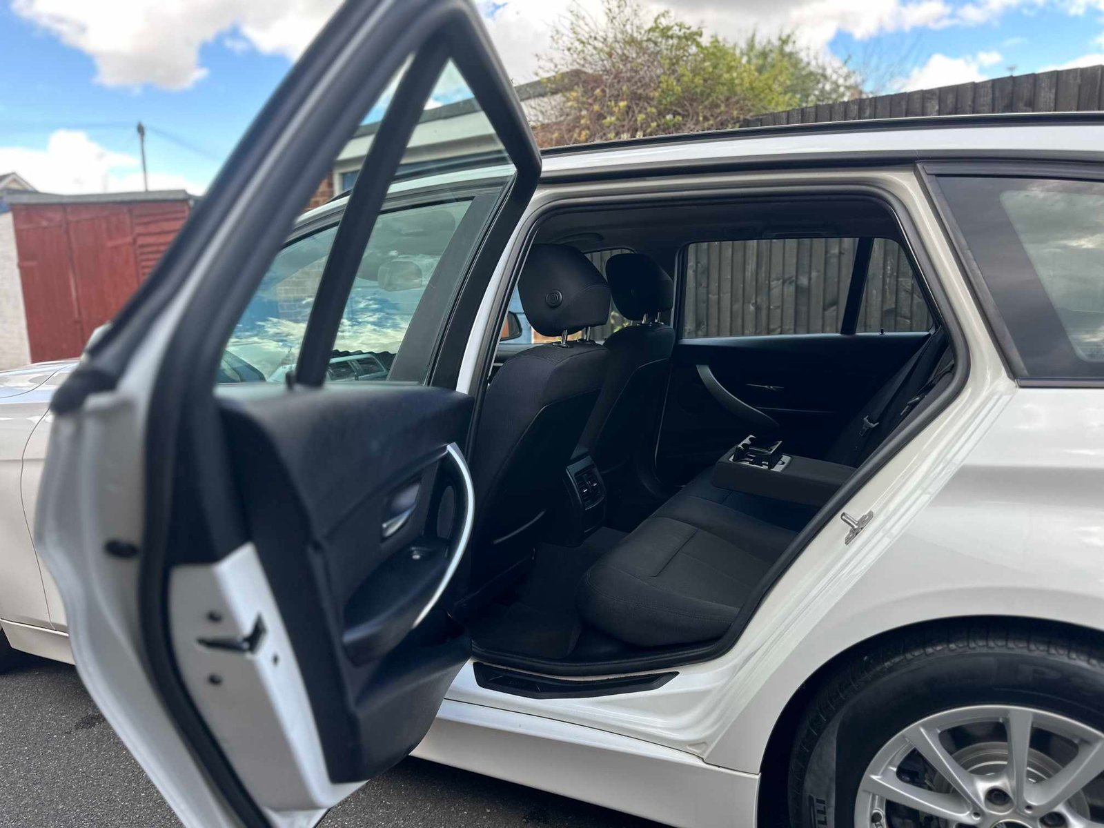 
BMW 320i 2013 Pearl White full									