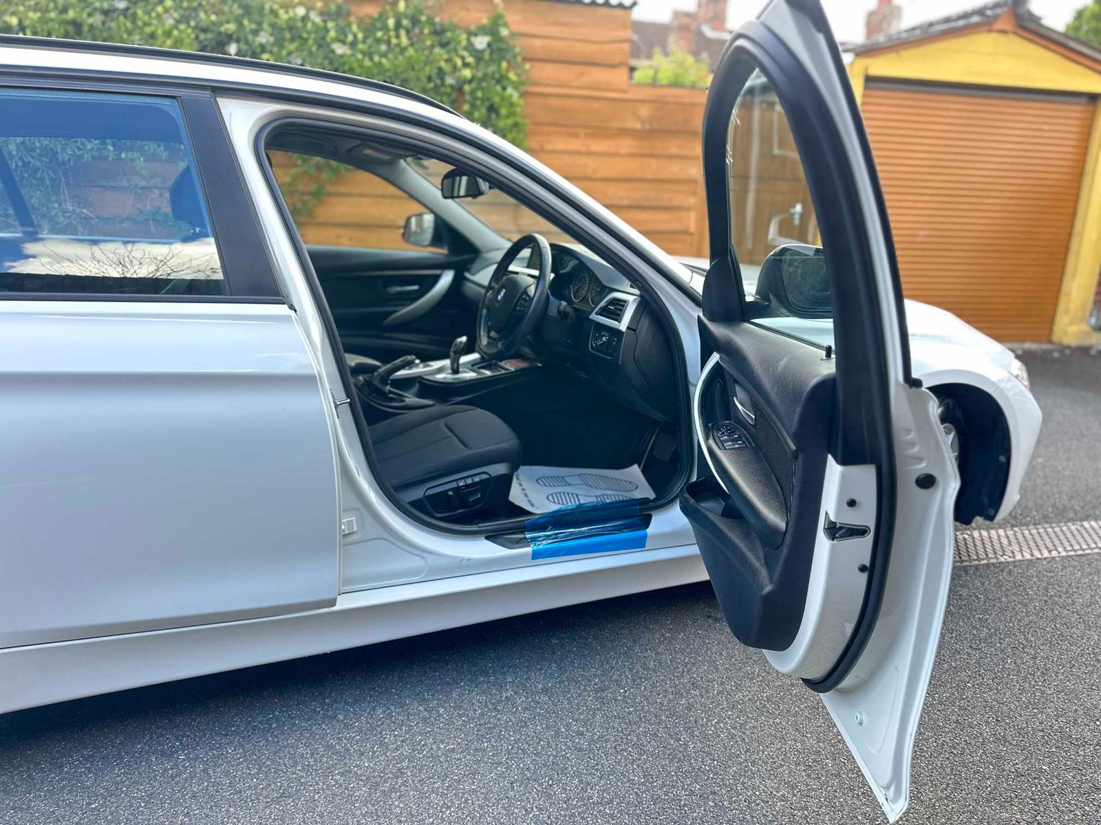 
BMW 320i 2013 Pearl White full									