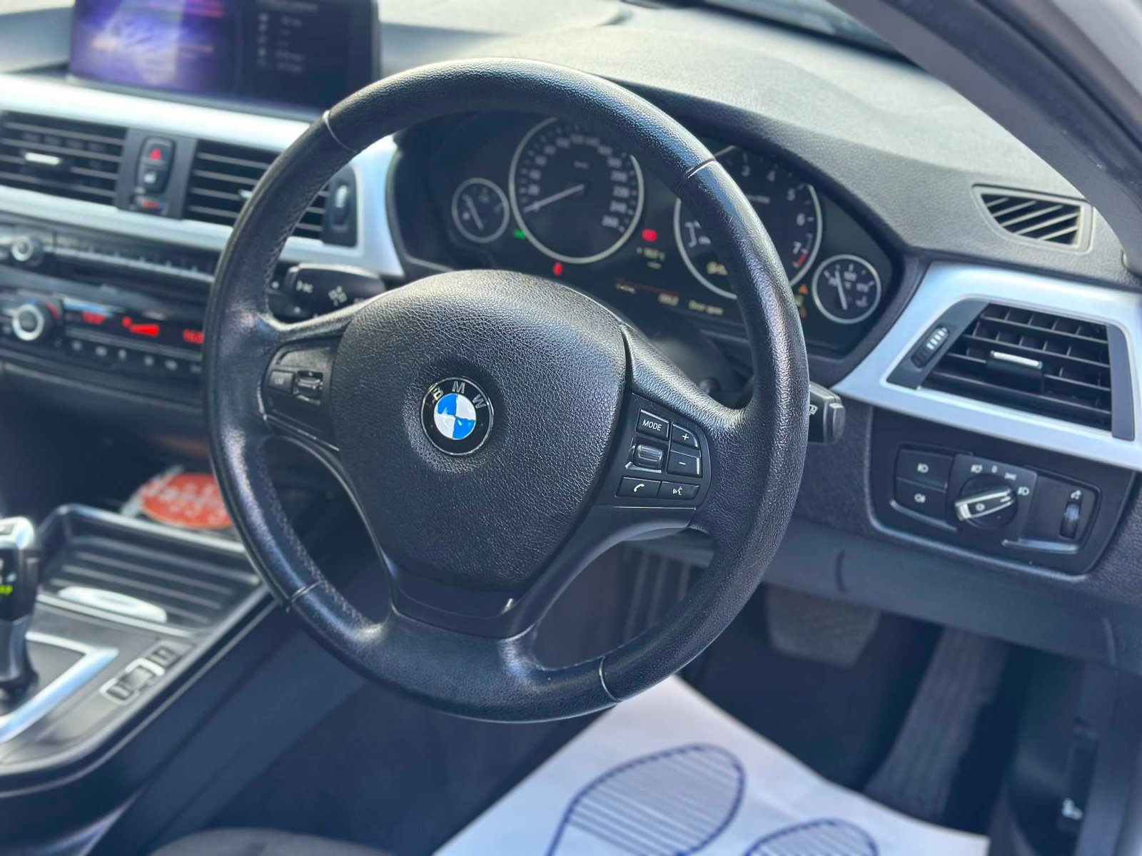 
BMW 320i 2013 Pearl White full									