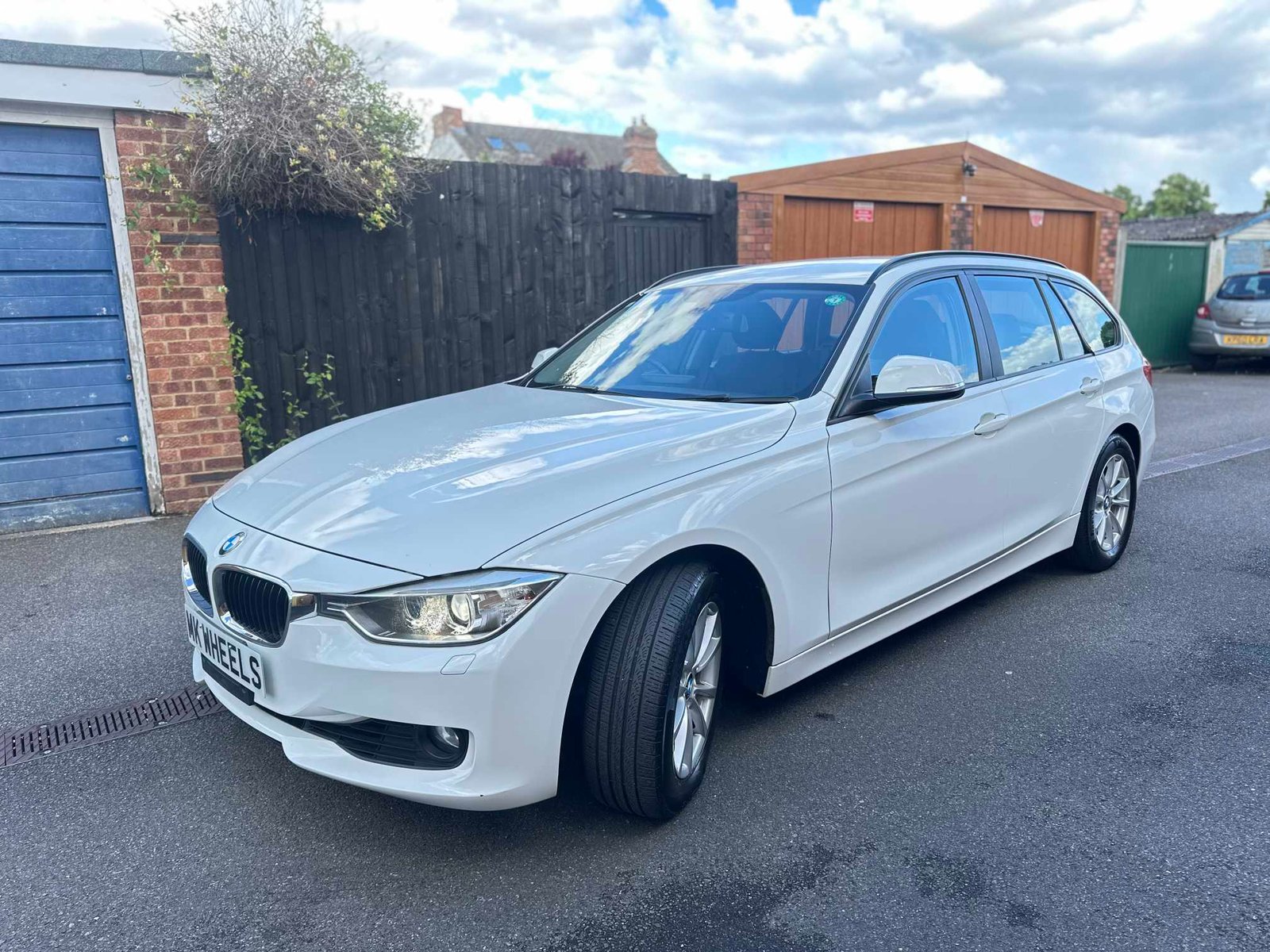 
BMW 320i 2013 Pearl White full									