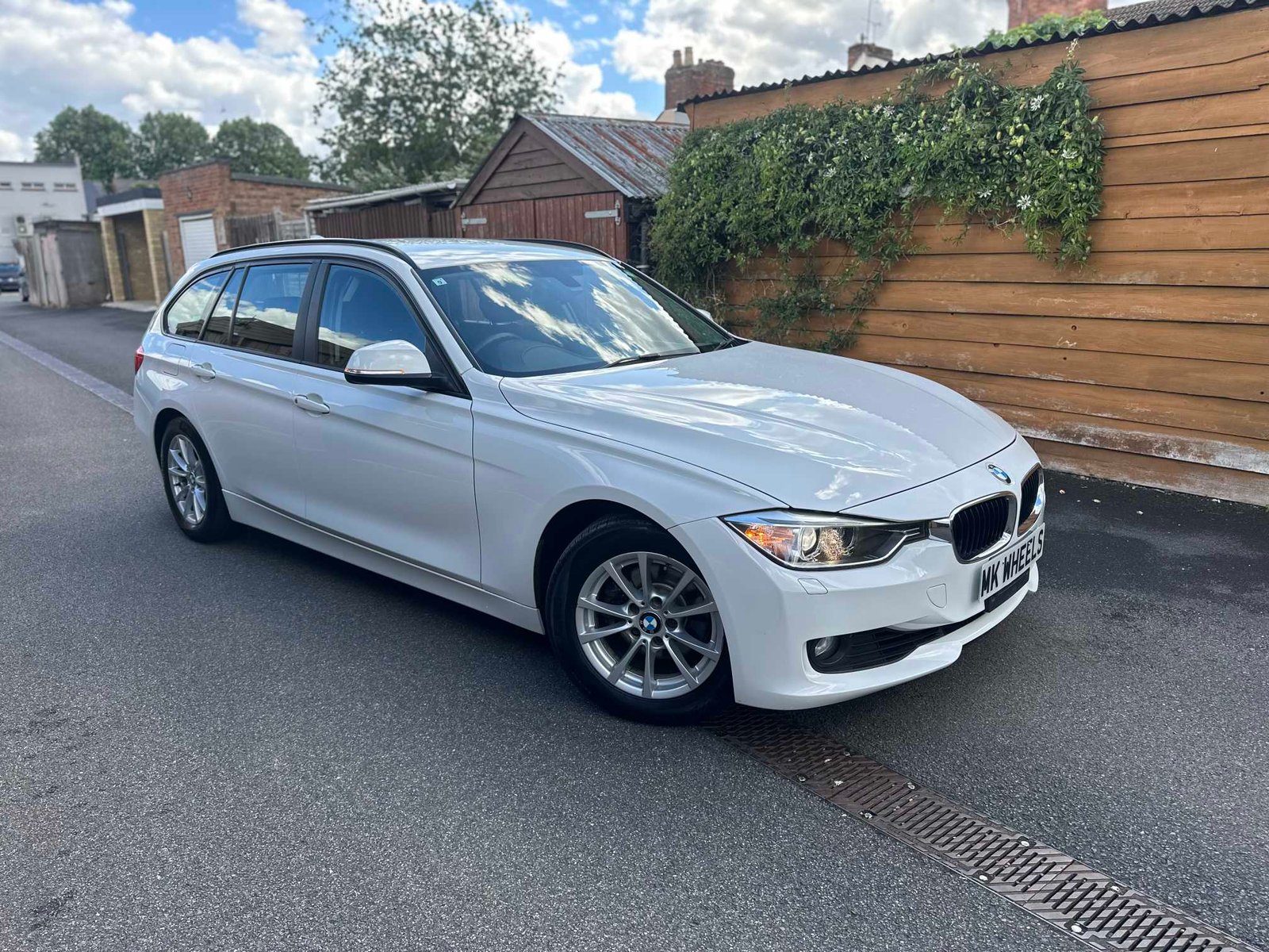 
BMW 320i 2013 Pearl White full									