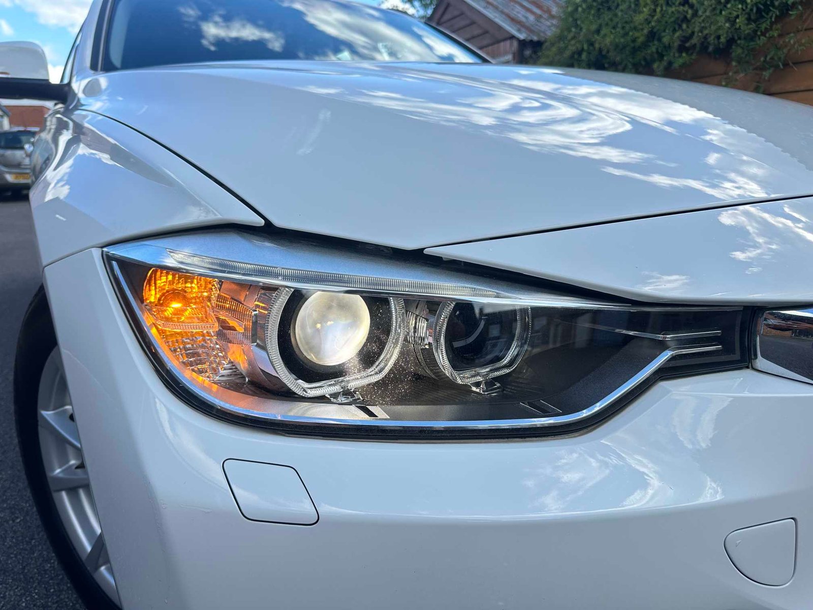 
BMW 320i 2013 Pearl White full									