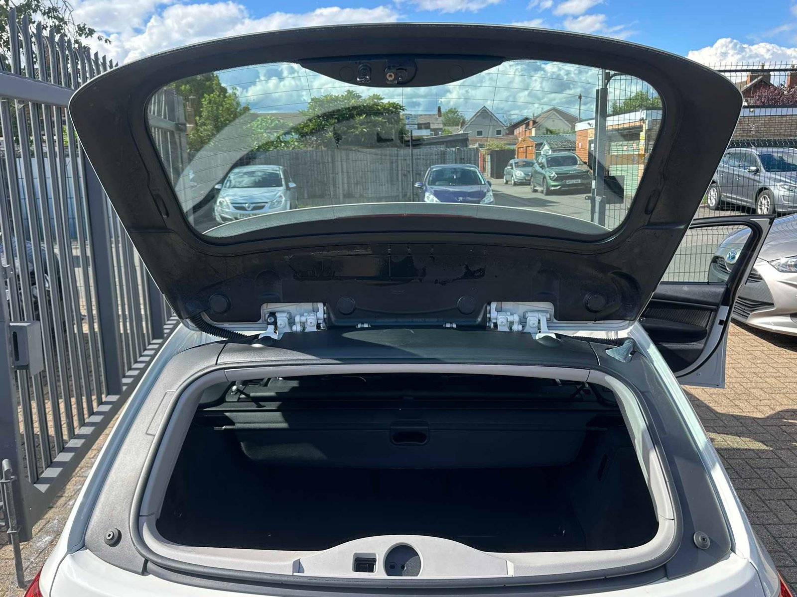 
BMW 320i 2013 Pearl White full									
