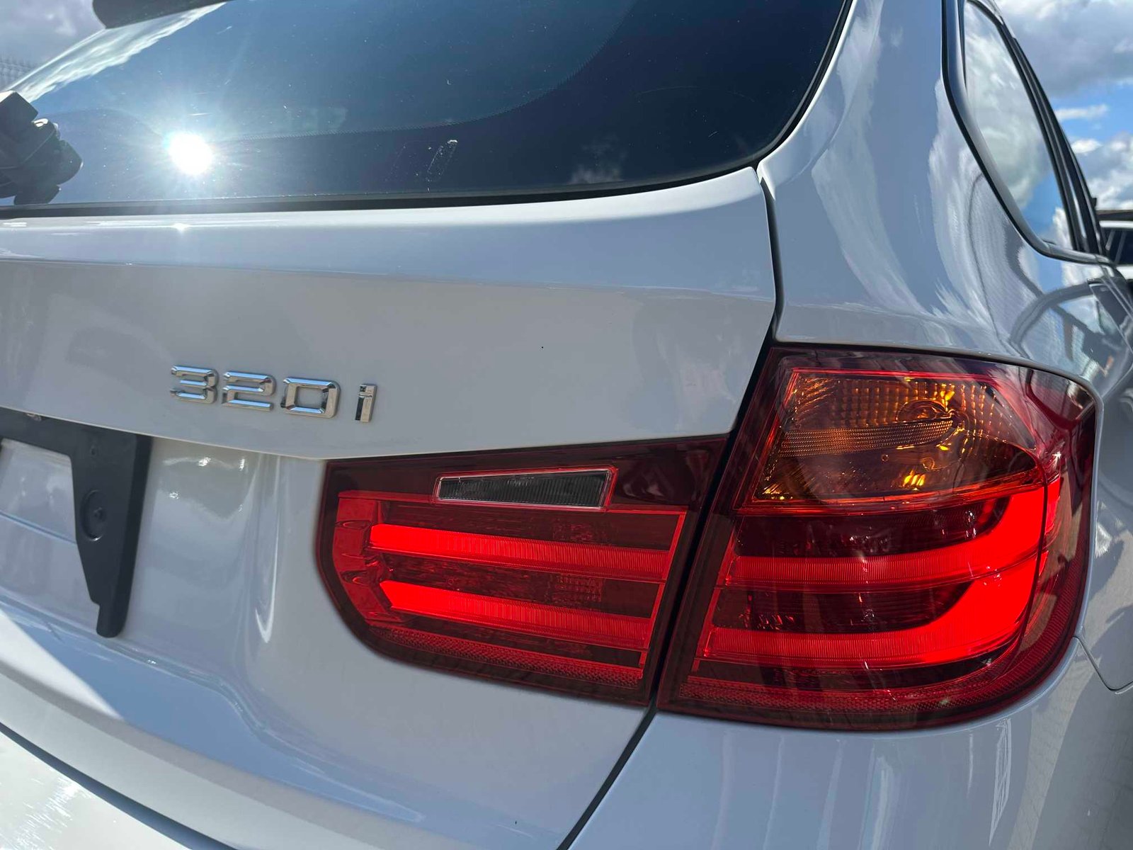 
BMW 320i 2013 Pearl White full									