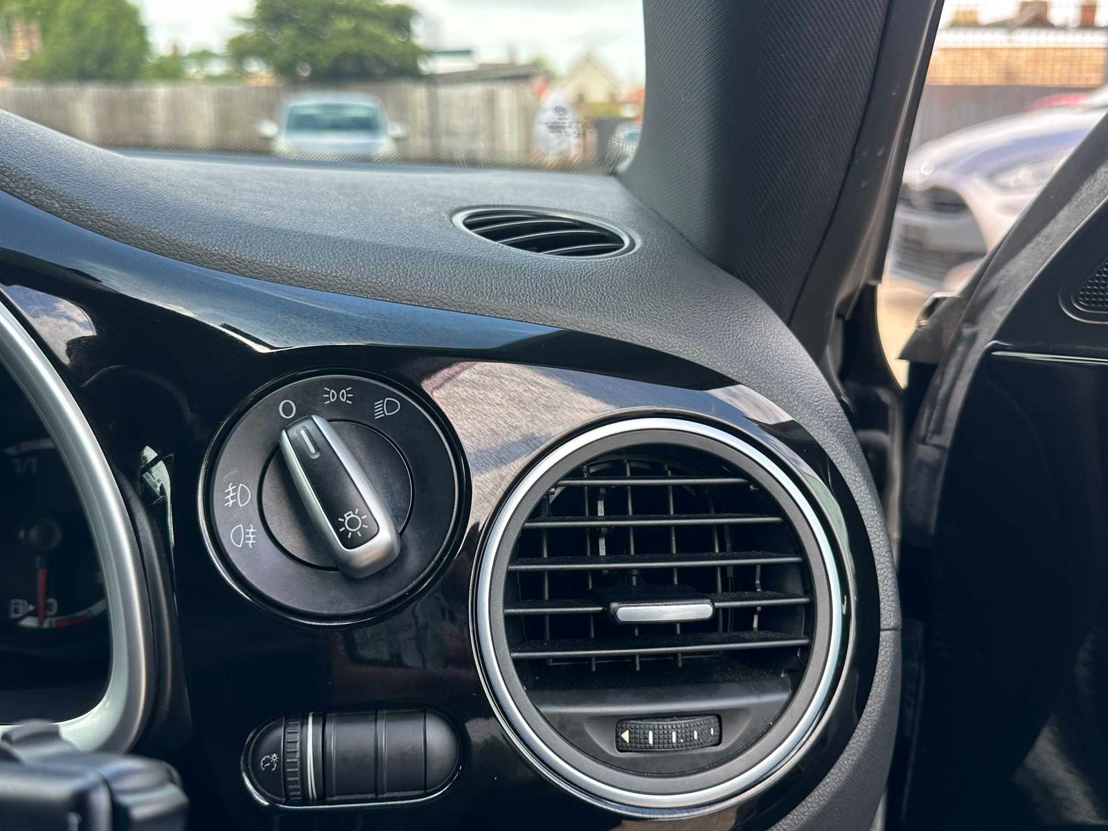 
Volkswagen Beetle 2013 Black full									