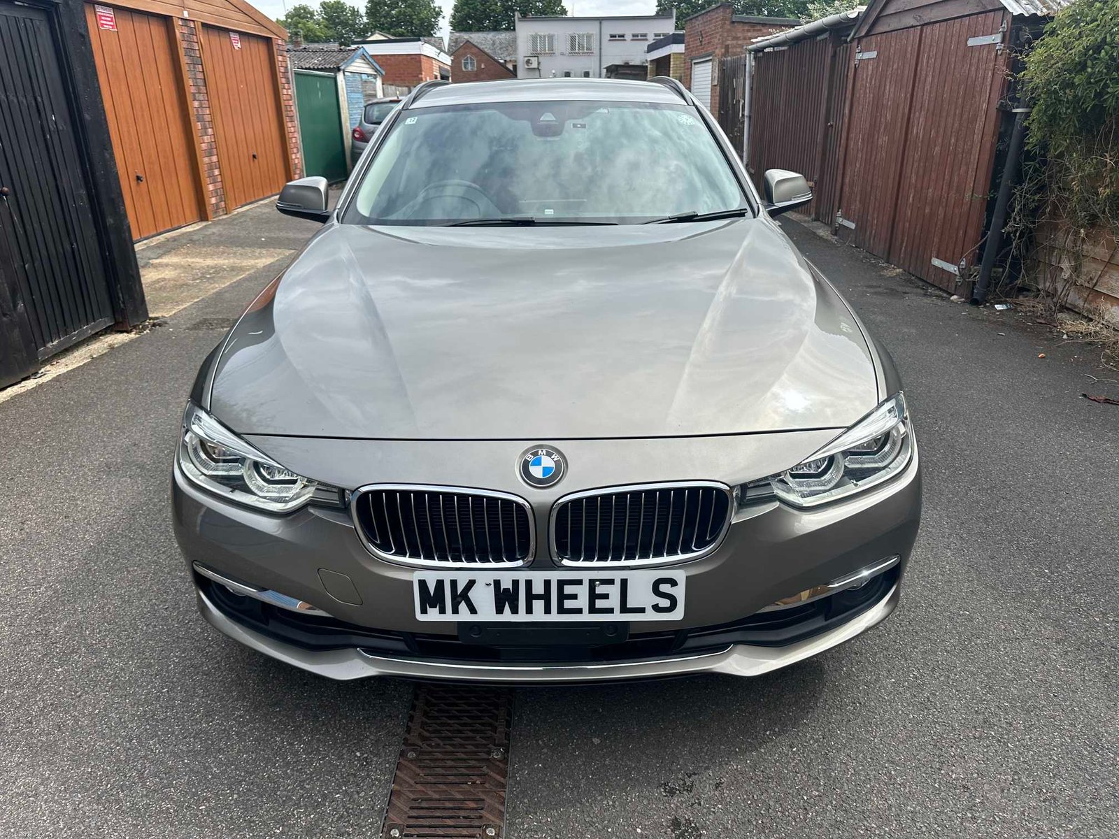 
BMW 320d Luxury Edition 2015 Beige full									
