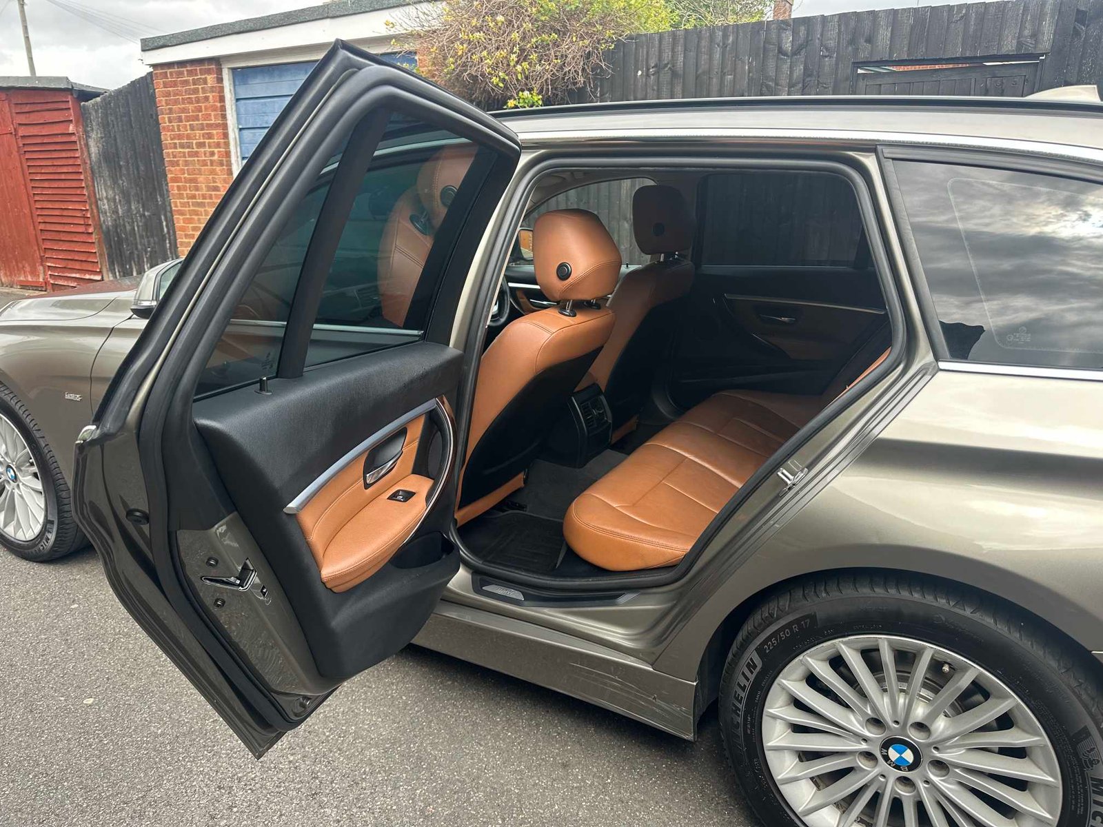 
BMW 320d Luxury Edition 2015 Beige full									