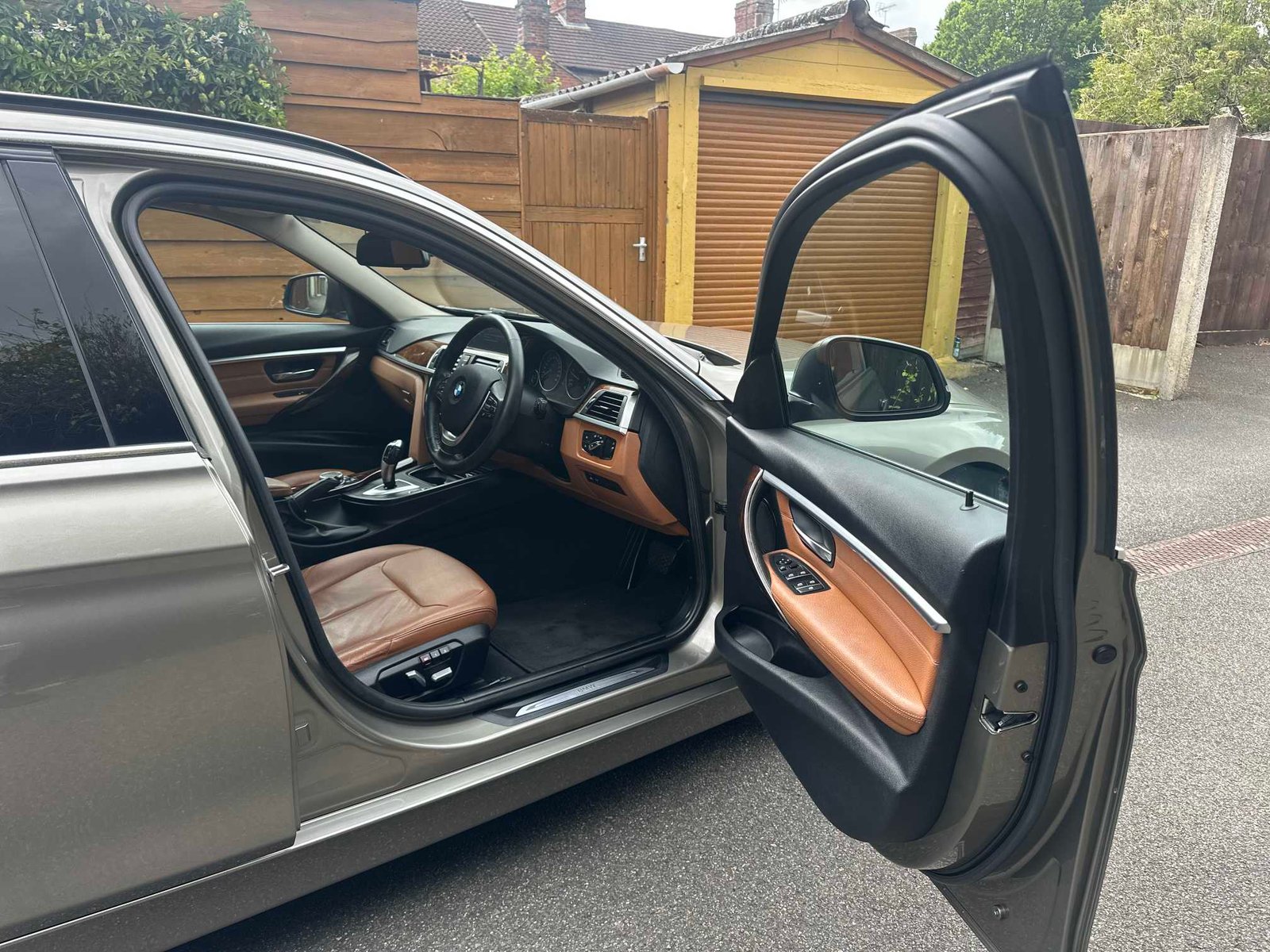
BMW 320d Luxury Edition 2015 Beige full									