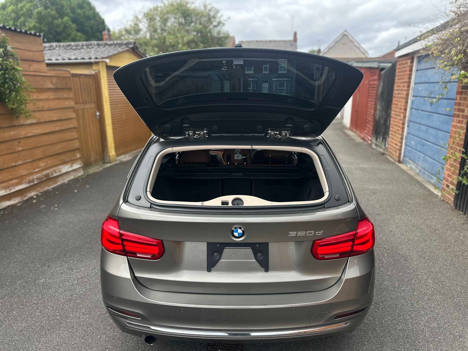 
BMW 320d Luxury Edition 2015 Beige full									
