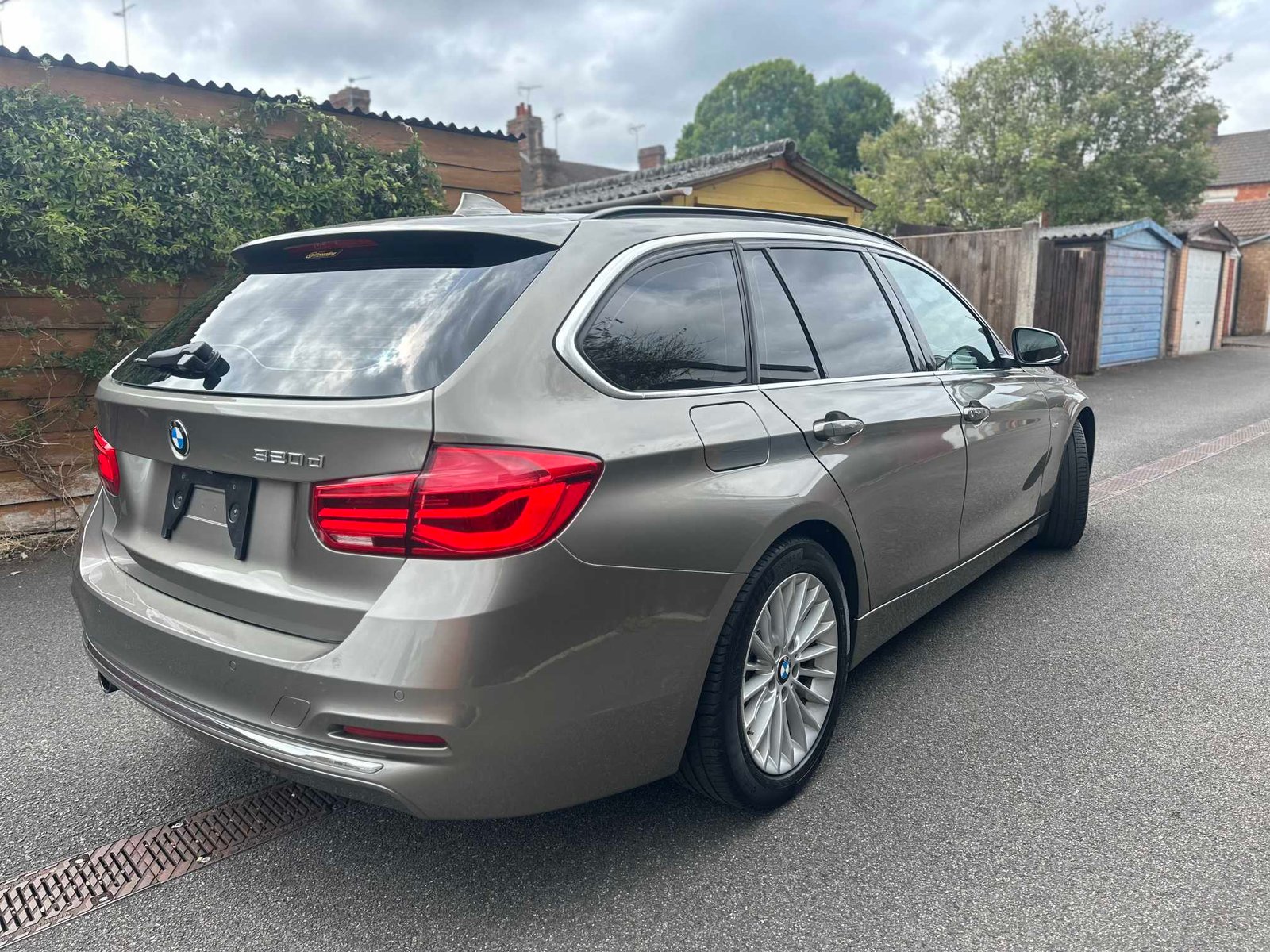 
BMW 320d Luxury Edition 2015 Beige full									
