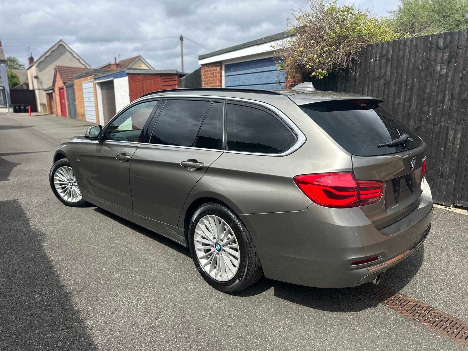 
BMW 320d Luxury Edition 2015 Beige full									