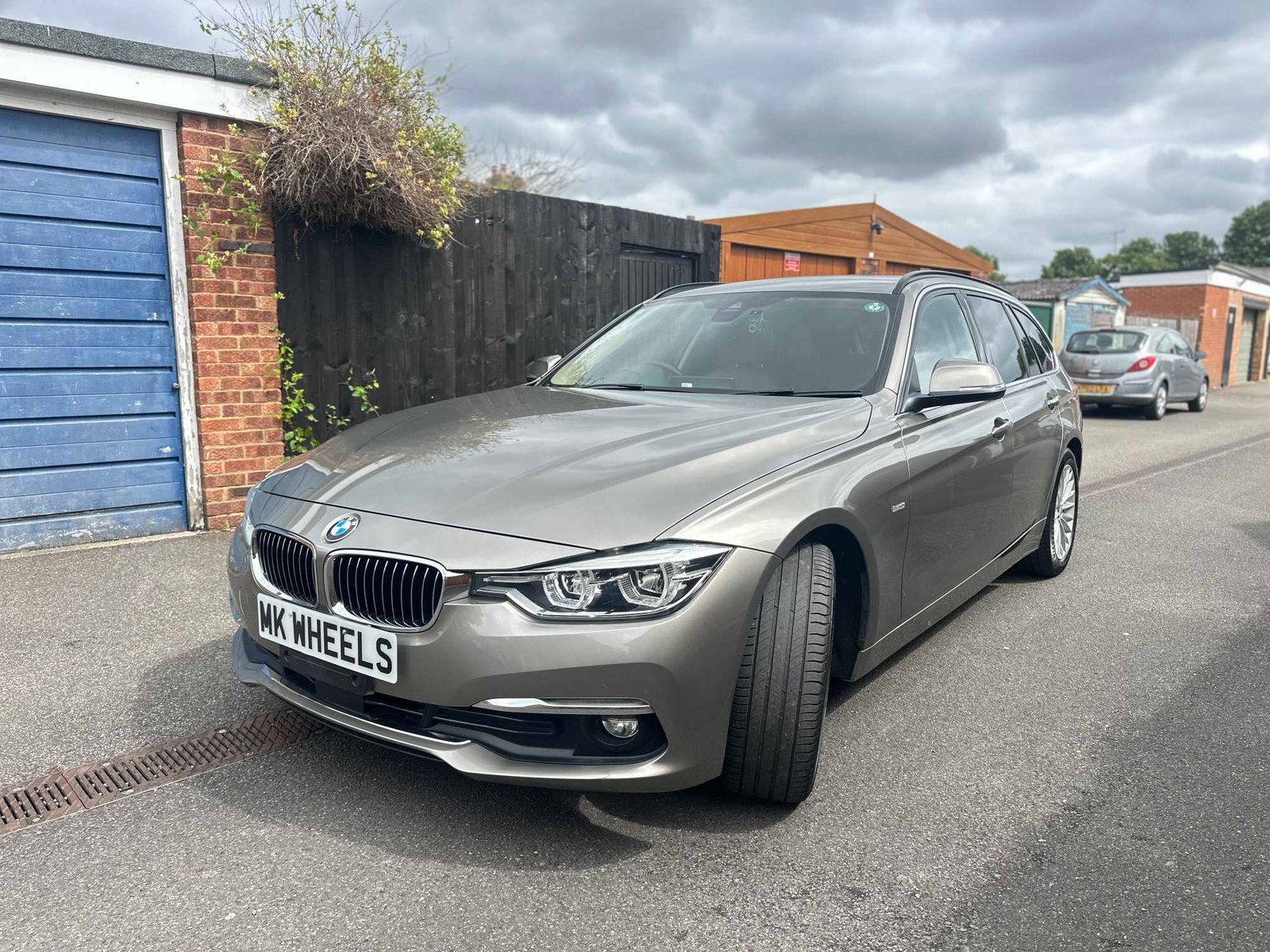 
BMW 320d Luxury Edition 2015 Beige full									