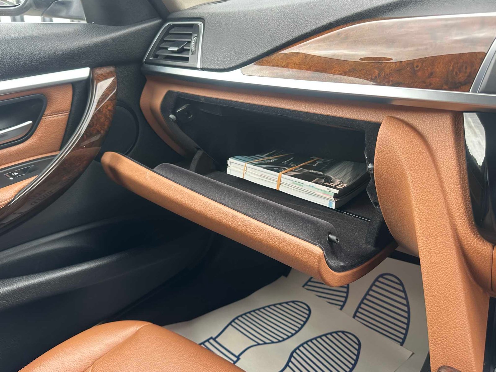 
BMW 320d Luxury Edition 2015 Beige full									