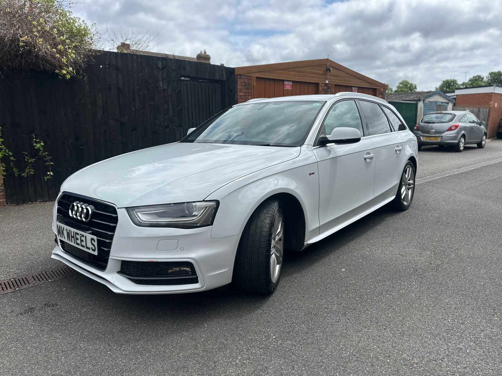 
Audi A4 Avante 2013 White full									