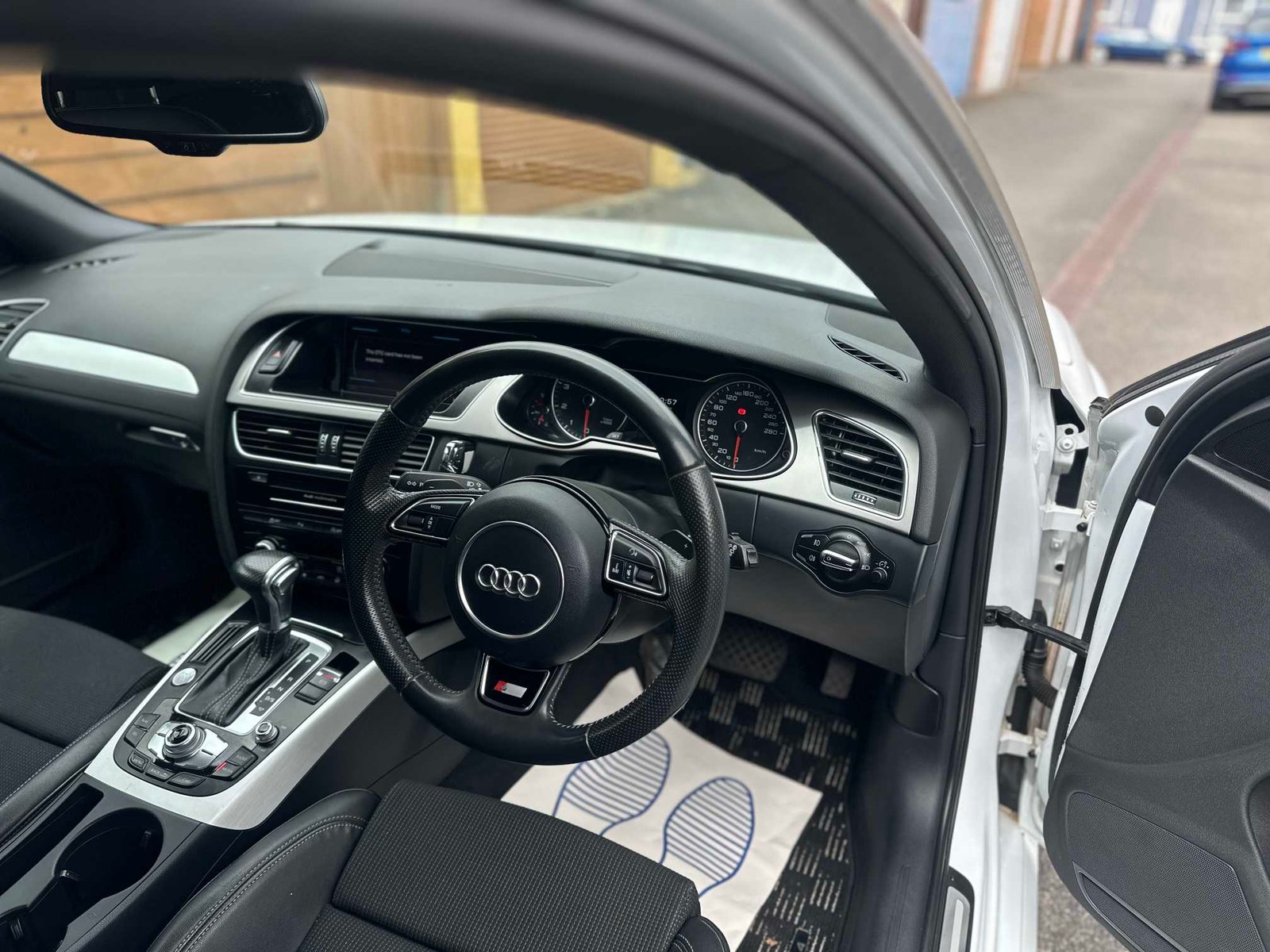 
Audi A4 Avante 2013 White full									