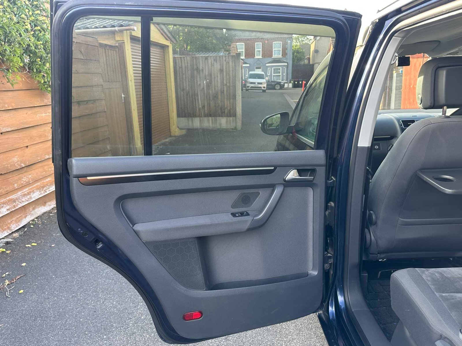 
Volkswagen Touran 2013 Blue full									