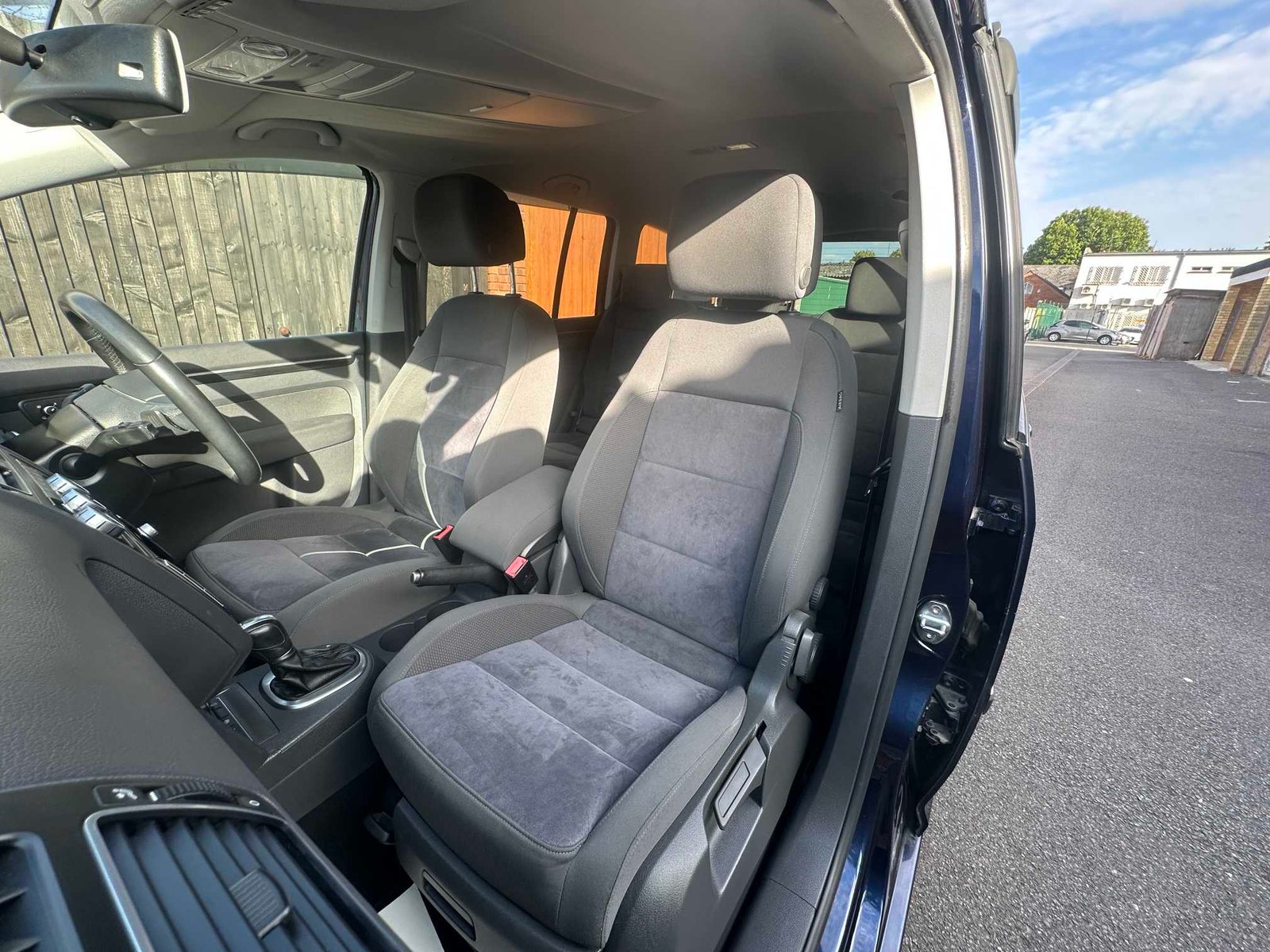 
Volkswagen Touran 2013 Blue full									