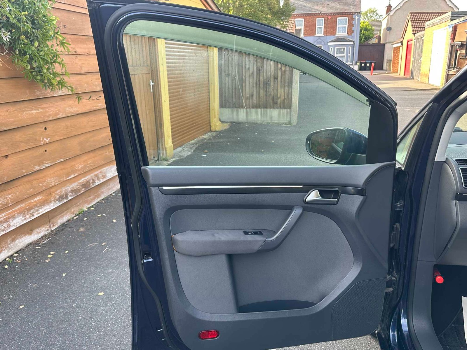 
Volkswagen Touran 2013 Blue full									