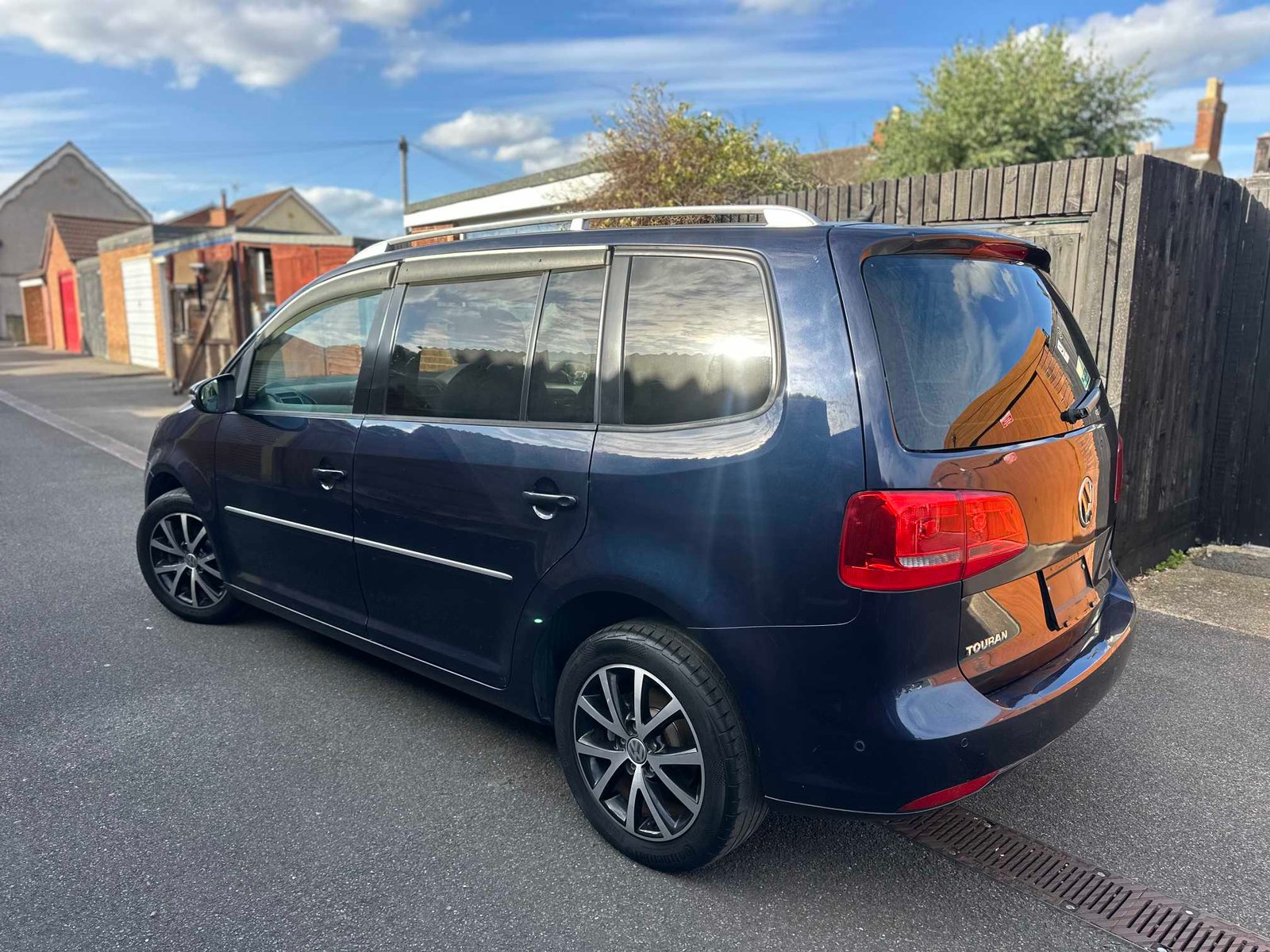 
Volkswagen Touran 2013 Blue full									