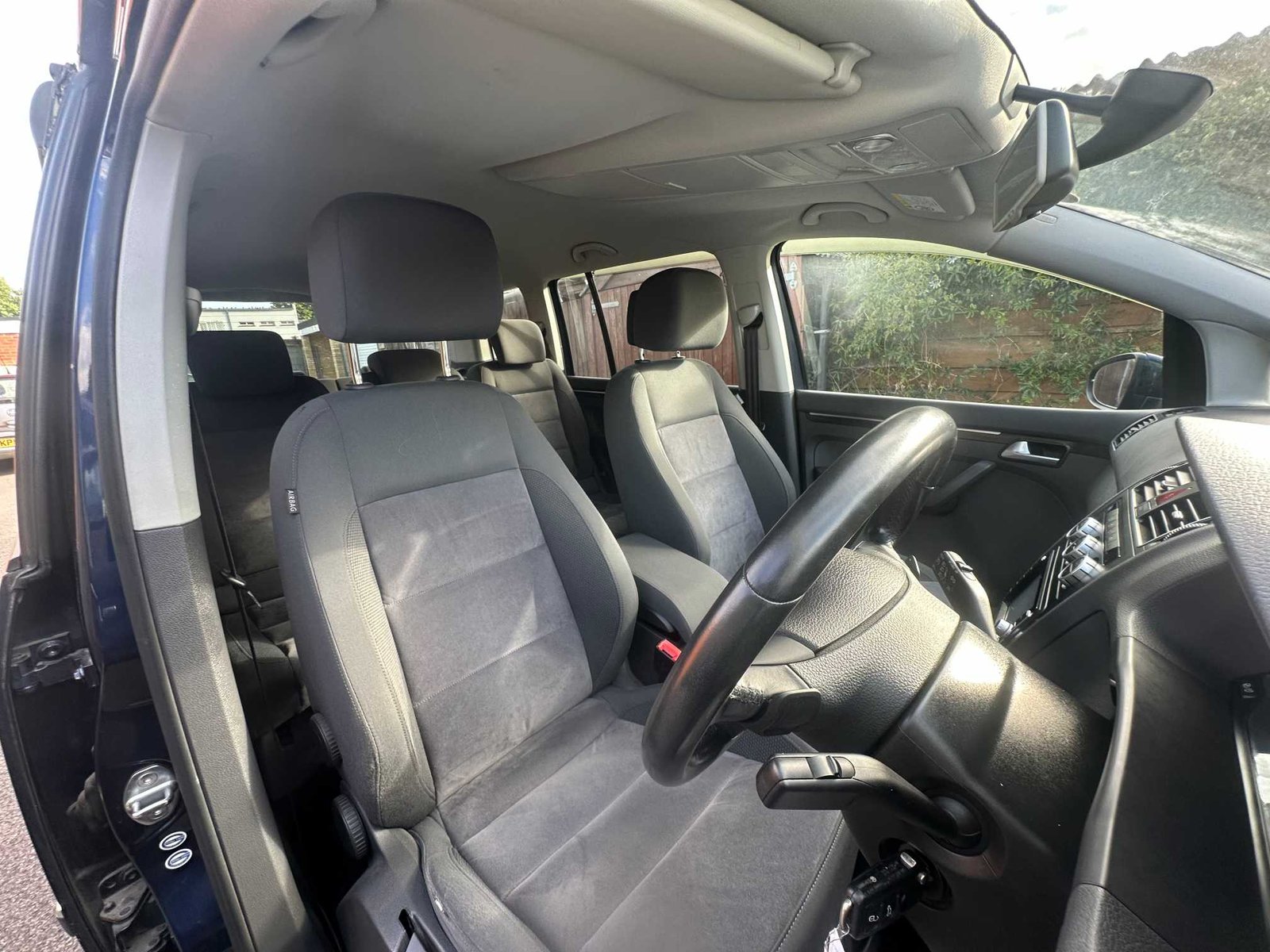 
Volkswagen Touran 2013 Blue full									