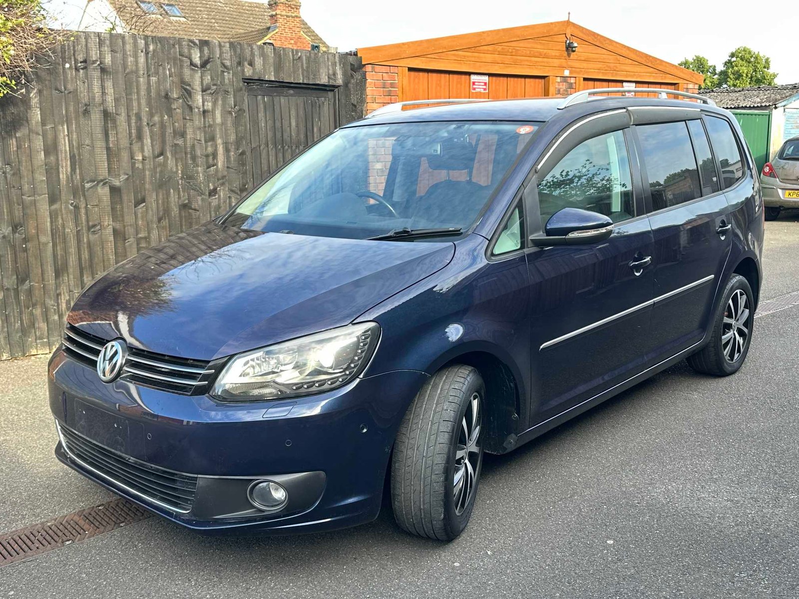 
Volkswagen Touran 2013 Blue full									