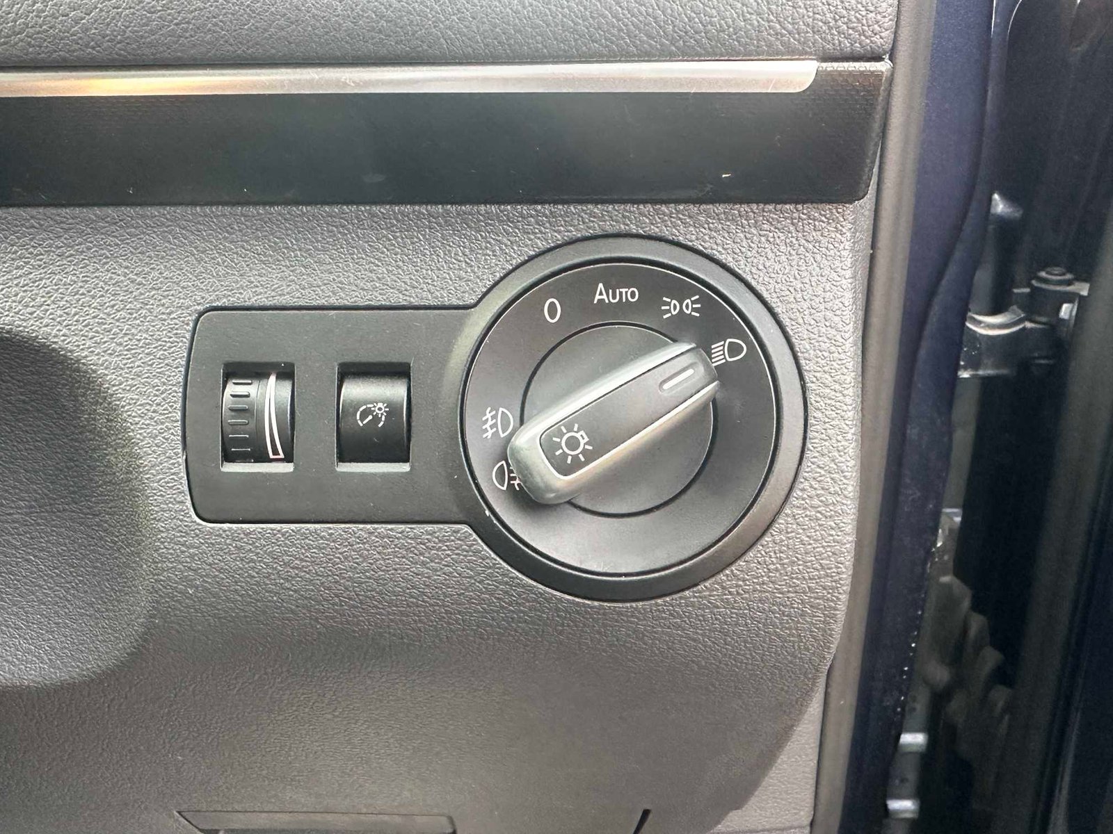 
Volkswagen Touran 2013 Blue full									