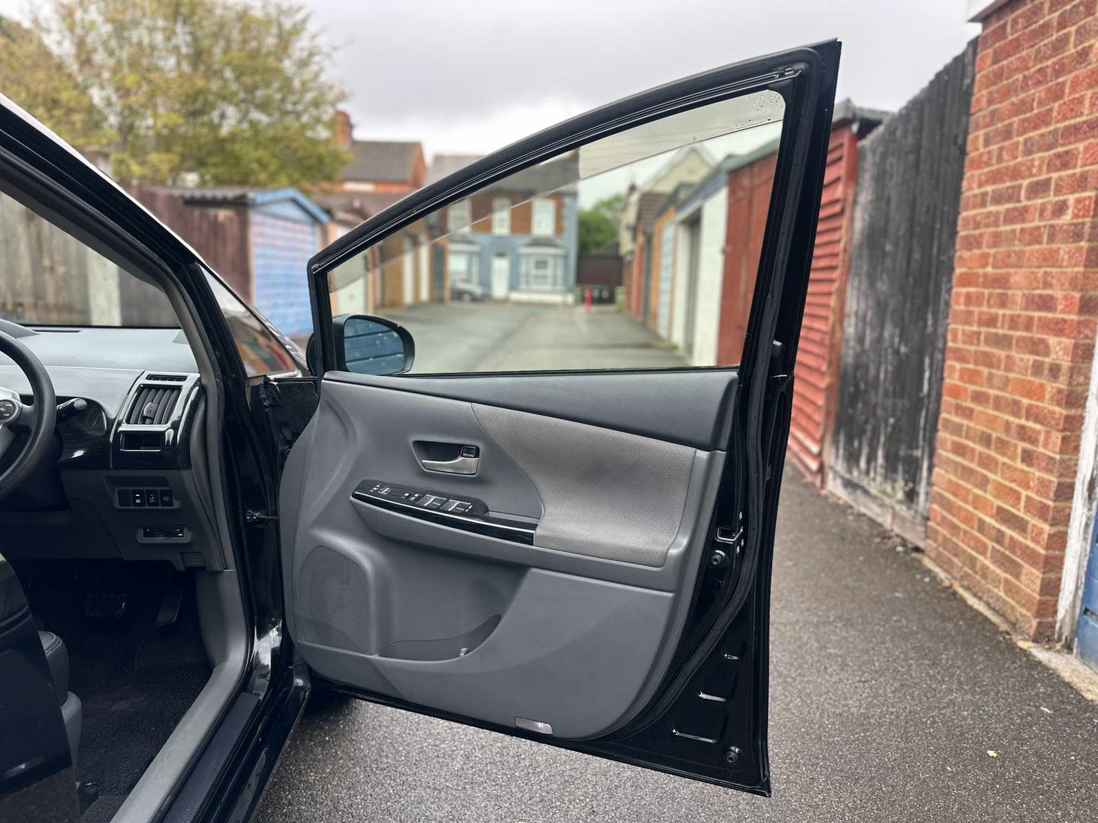 
Toyota Prius Plus 2013 full									