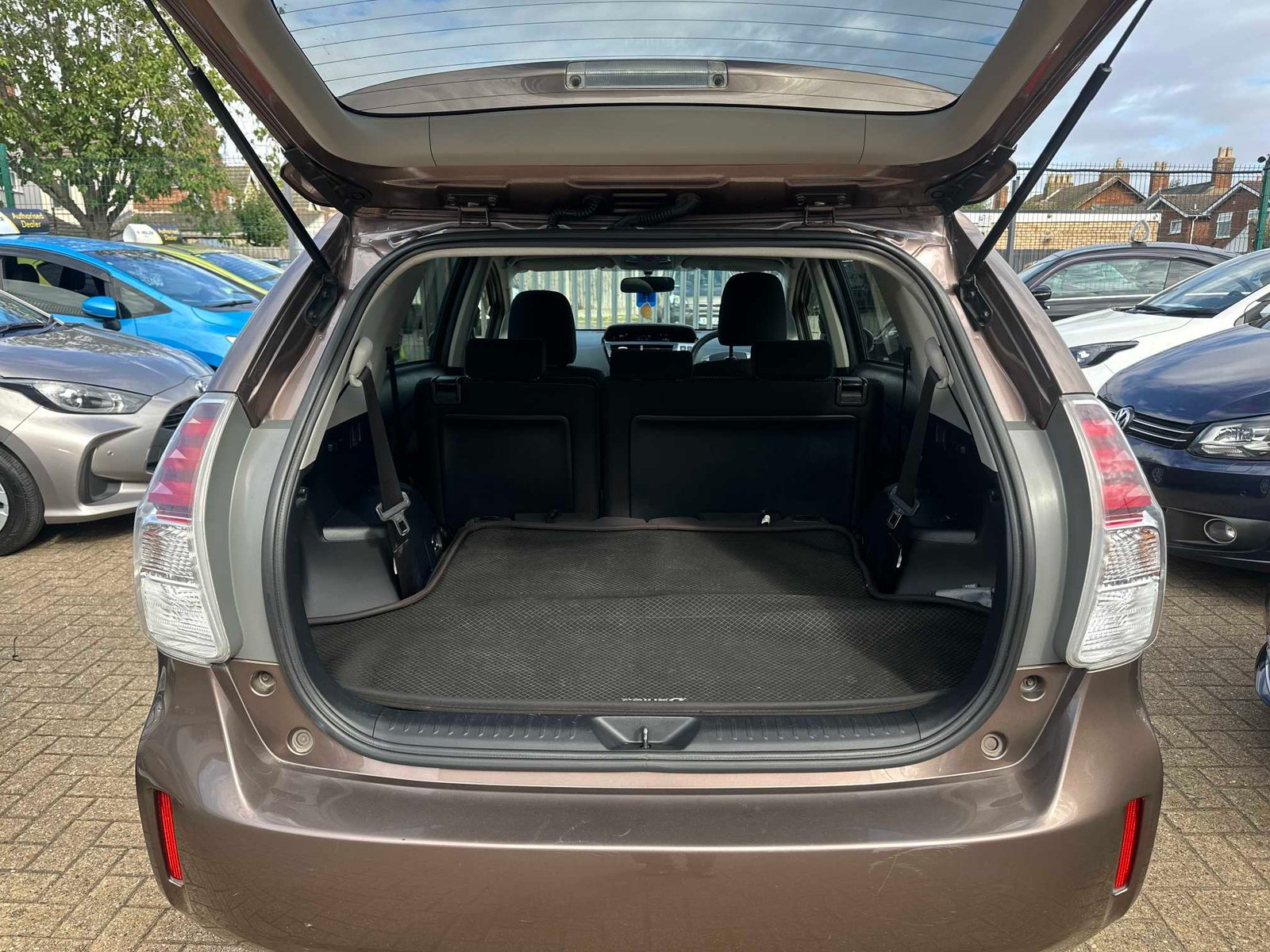 
Toyota Prius Plus 2015 Grey full									