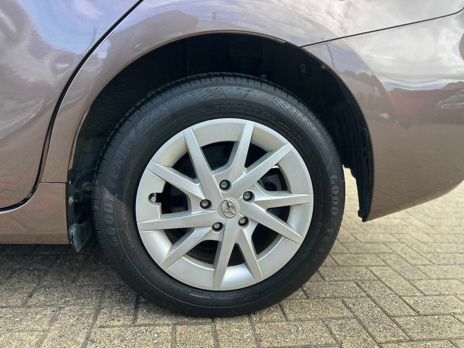 
Toyota Prius Plus 2015 Grey full									
