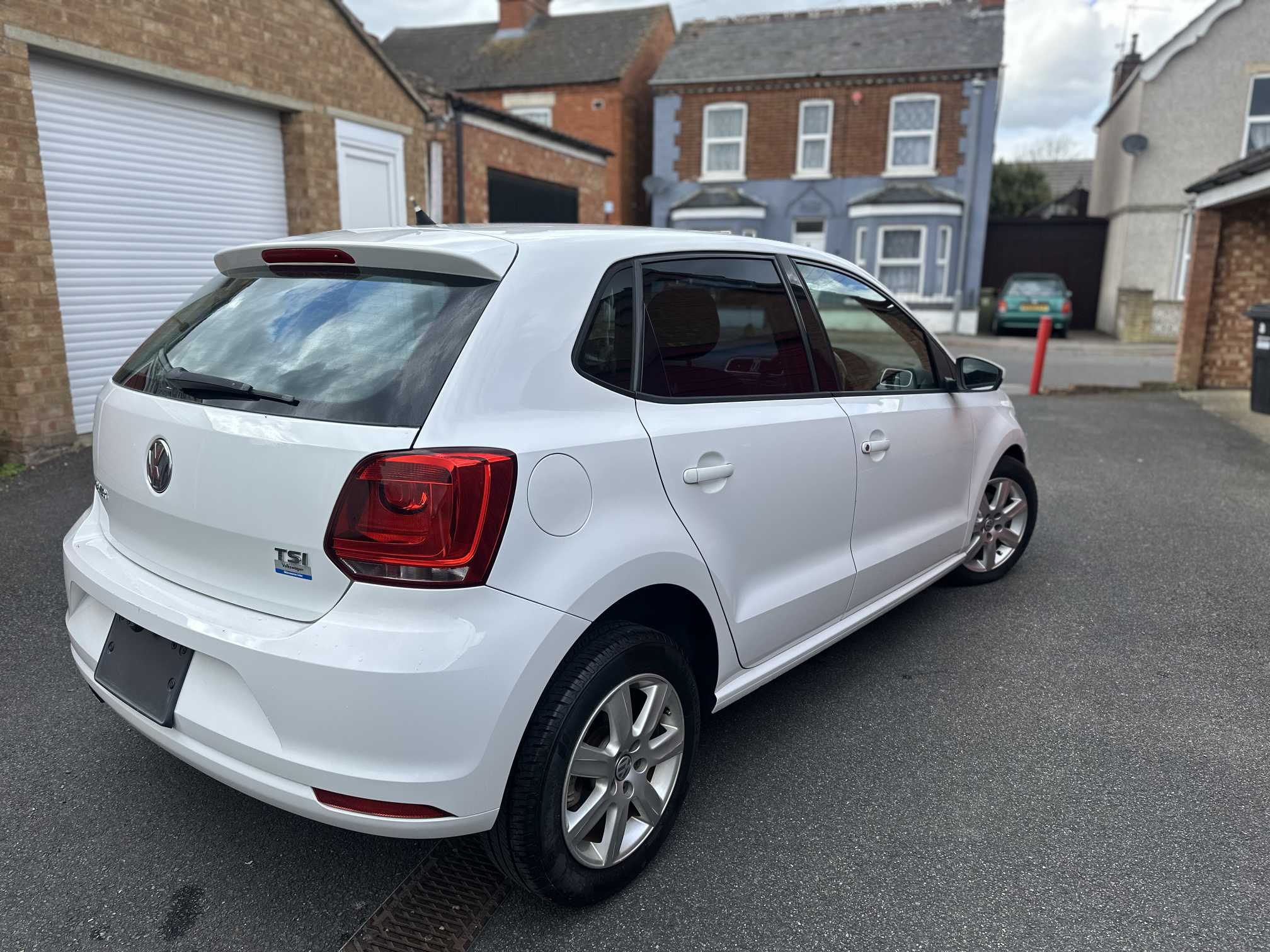 
Volkswagen Polo 2011 With Fog full									