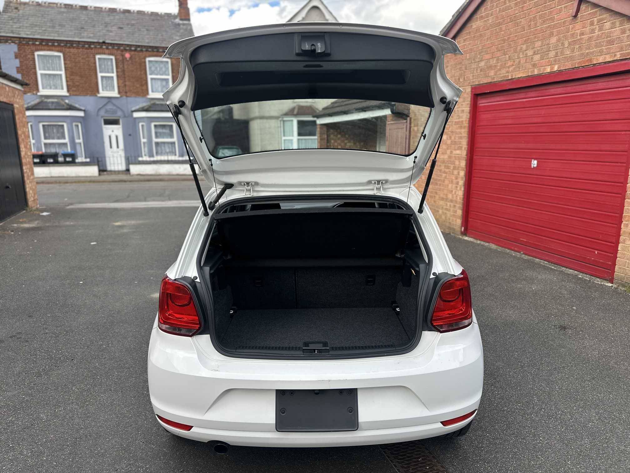 
Volkswagen Polo 2011 With Fog full									