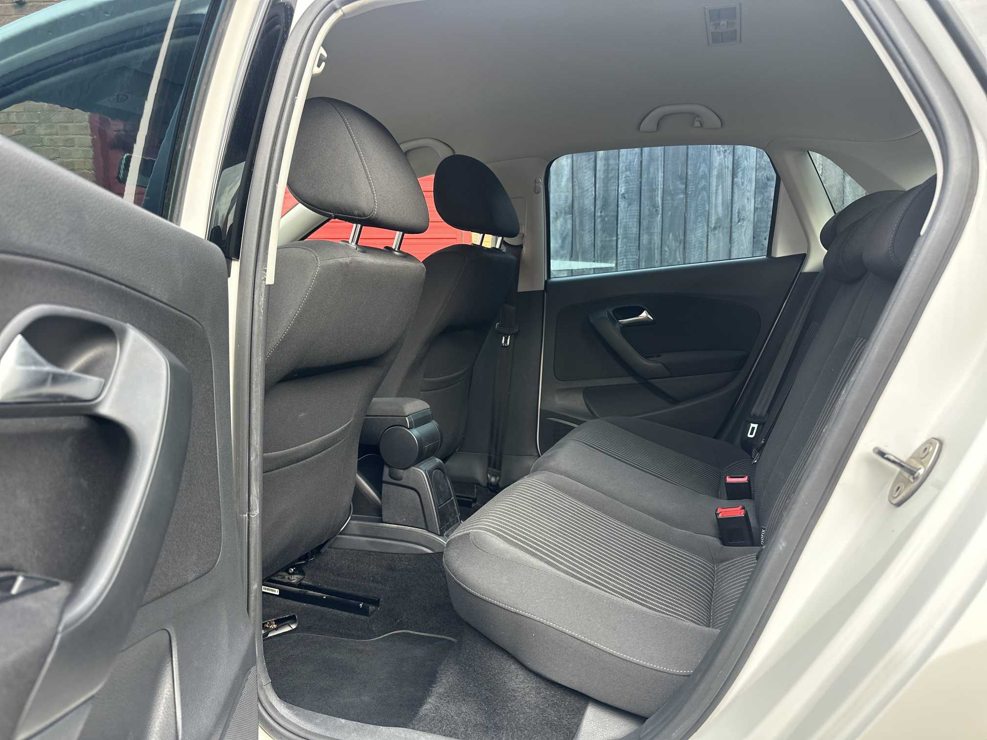 
Volkswagen Polo 2011 With Fog full									