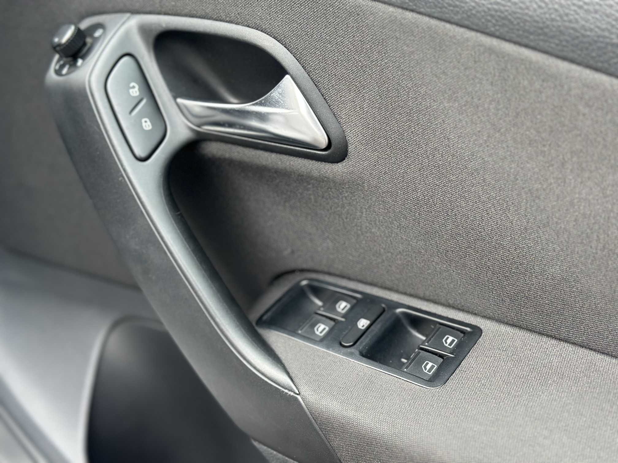 
Volkswagen Polo 2011 With Fog full									