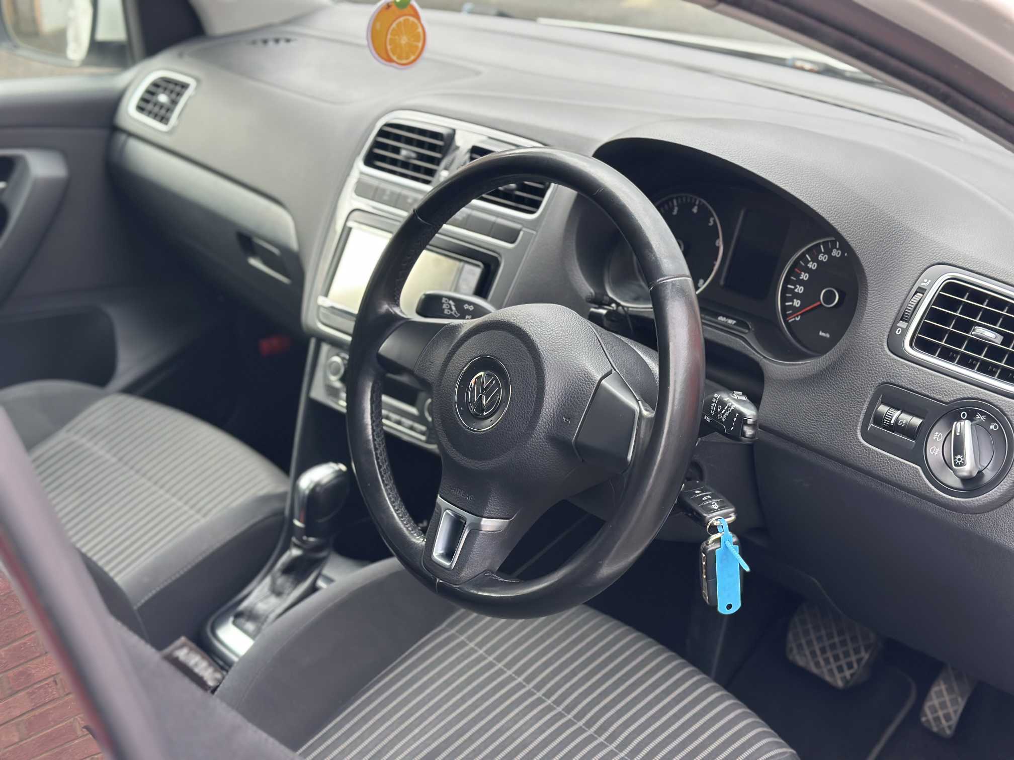 
Volkswagen Polo 2011 With Fog full									