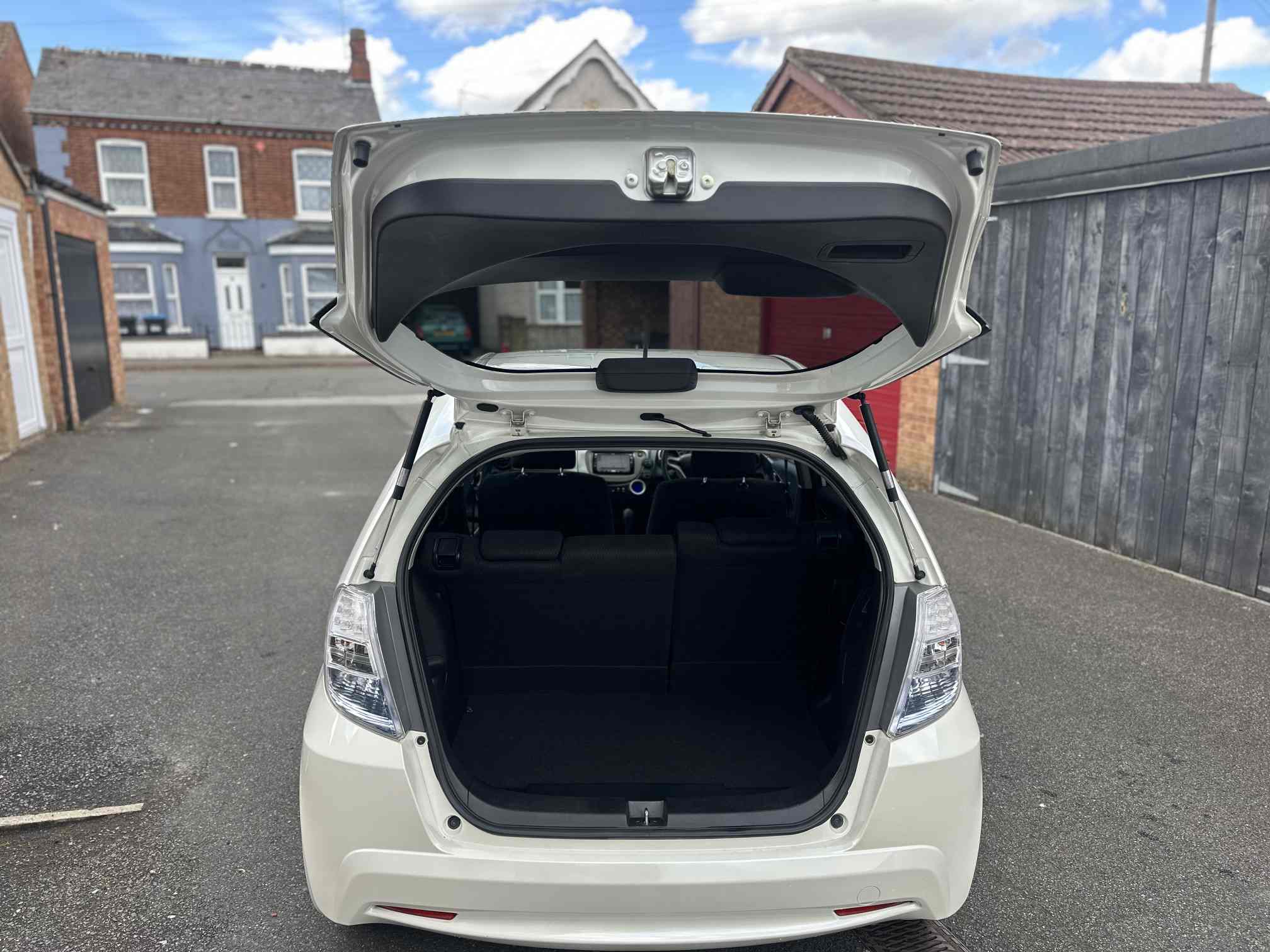 
Honda Fit White 2011 full									