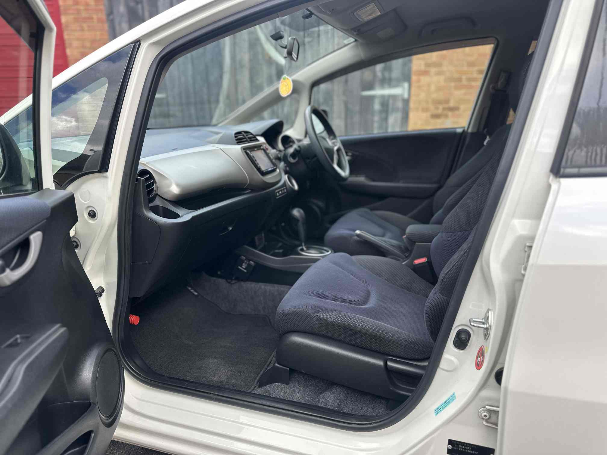 
Honda Fit White 2011 full									