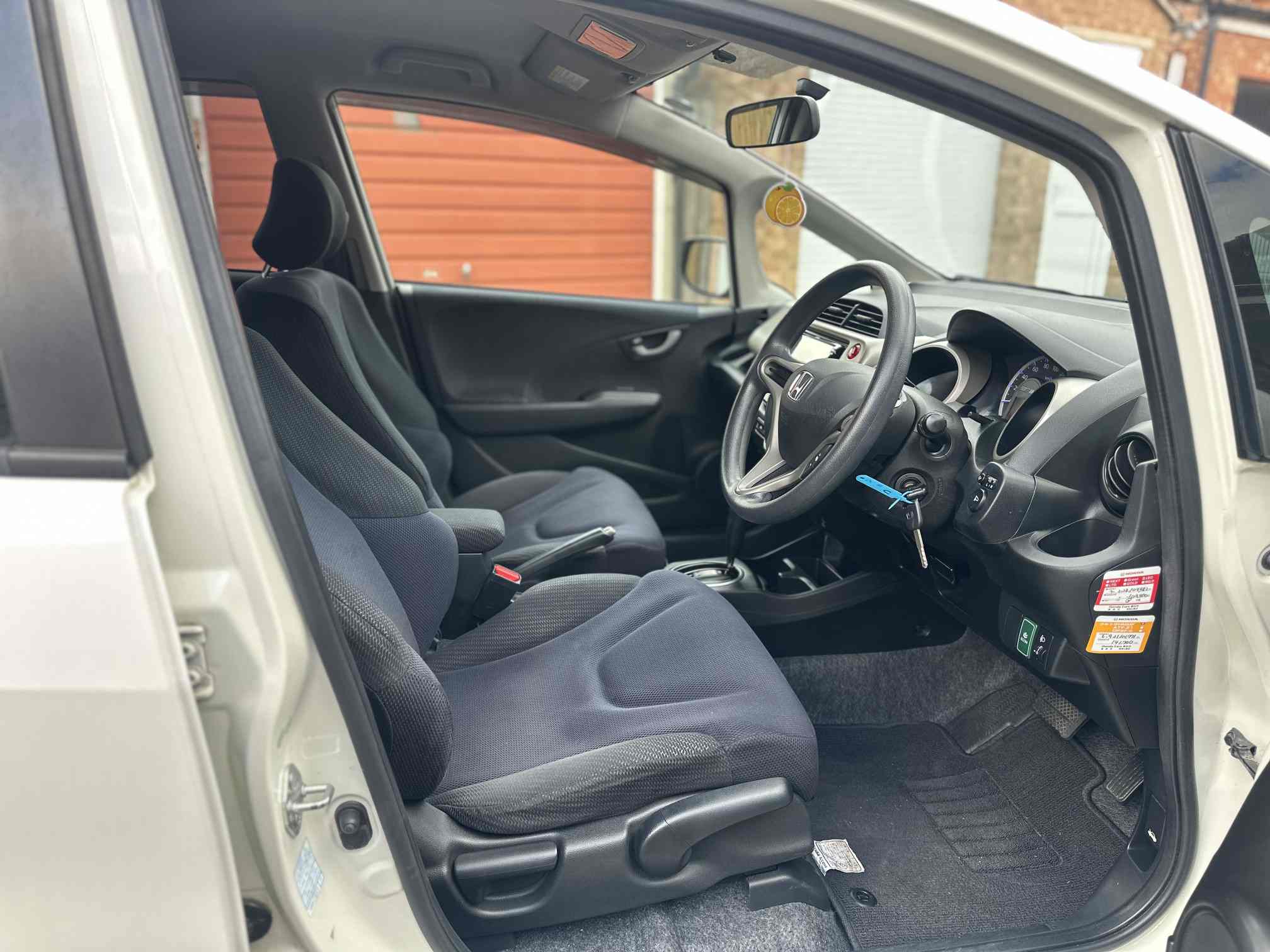 
Honda Fit White 2011 full									